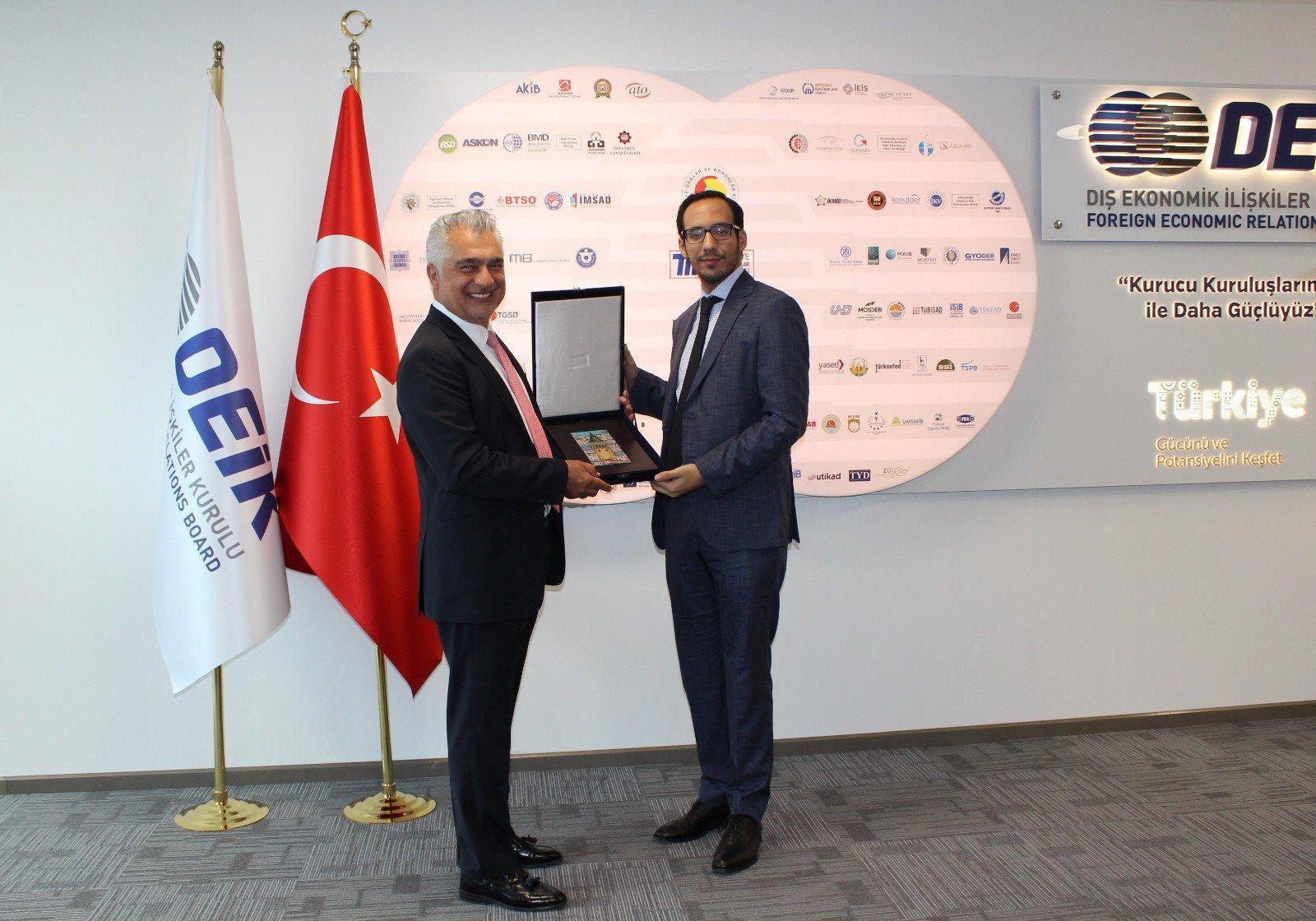 Ibrajim Bukele’s trip to Turkey in August 2019 as a special guest of the Minister of Foreign Relations was paid from public funds. He was introduced there as an advisor to the president. This photo was published August 22, 2019 on social media by DEIK, a Turkish business association. Ibrajim Bukele is pictured greeting one of the DEIK executives. Photo published by DEIK.