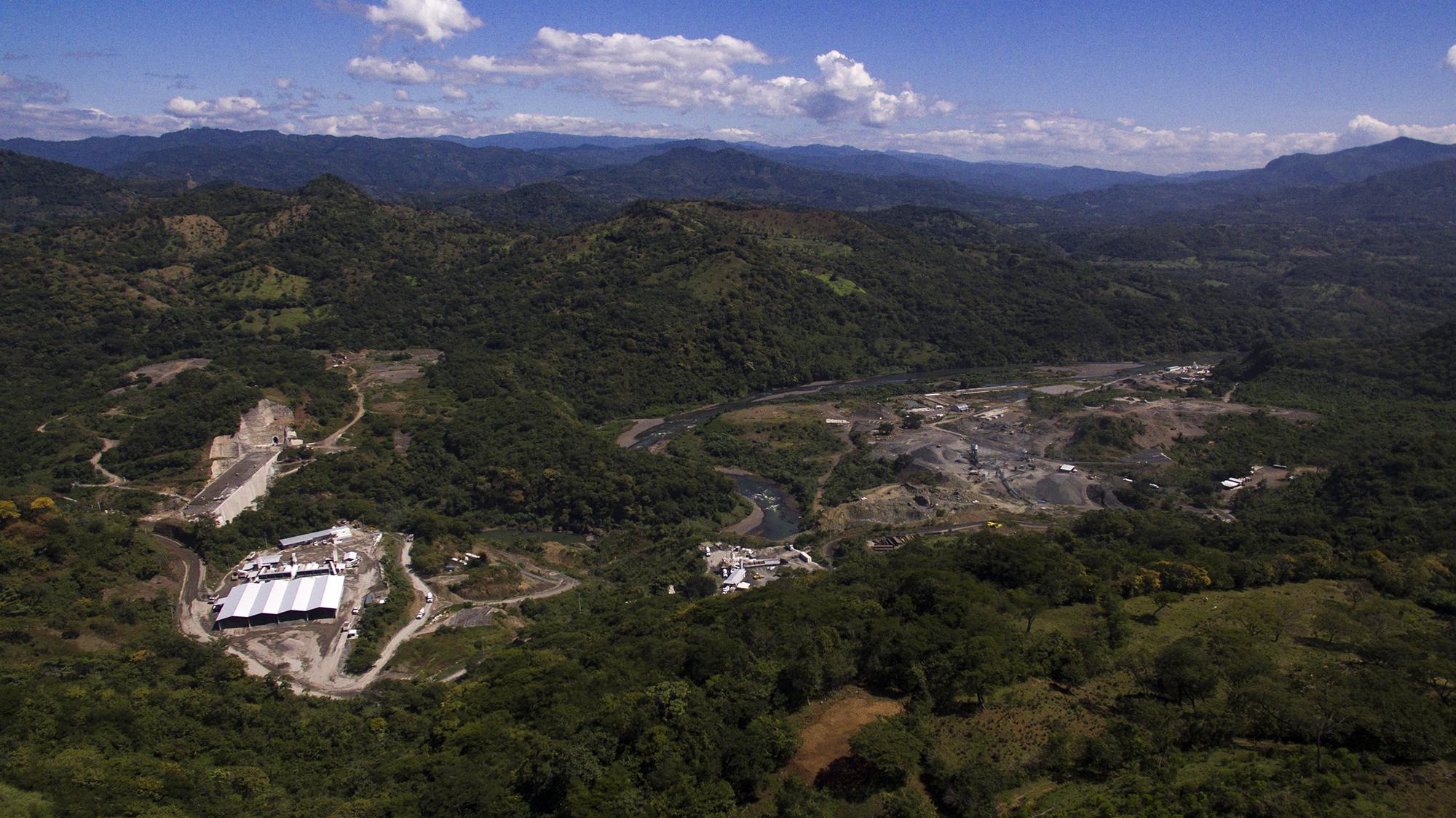 Imagen de las obras en la presa de El Chaparrl tomadas en diciembre de 2019. Foto de El Faro: Víctor Peña. 