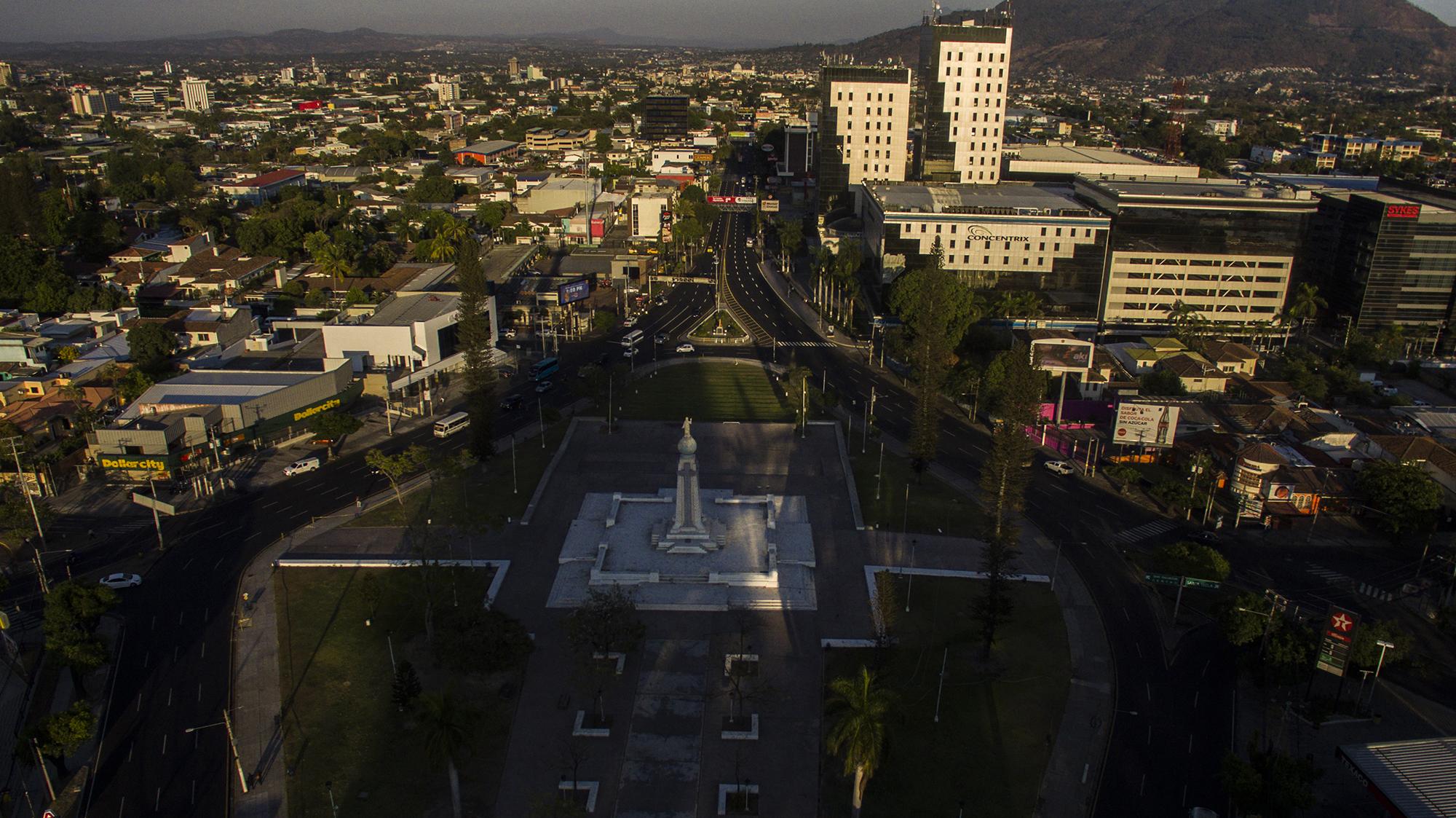 La plaza Divino Salvador del Mundo es un punto de convergencia para muchos capitalinos. La ciudad se parte ahí. Algunos ubican ese punto para decir: 