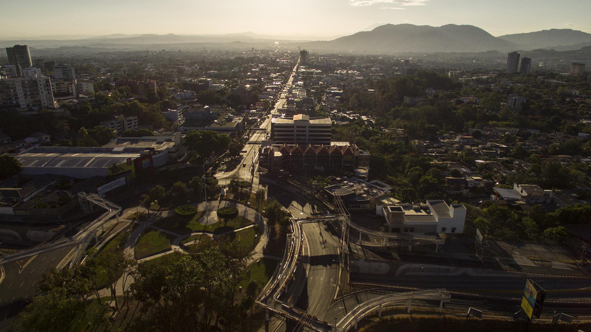 El Paseo General Escalón a las 6:30 de la mañana, la arteria central de San Salvador, que divide a la colonia San Benito y colonia Escalón, dos zonas privilegiadas de la capital. Todas las mañanas esta vía registra aglomeración de vehículos. Este lunes 23 lucía vacía. 