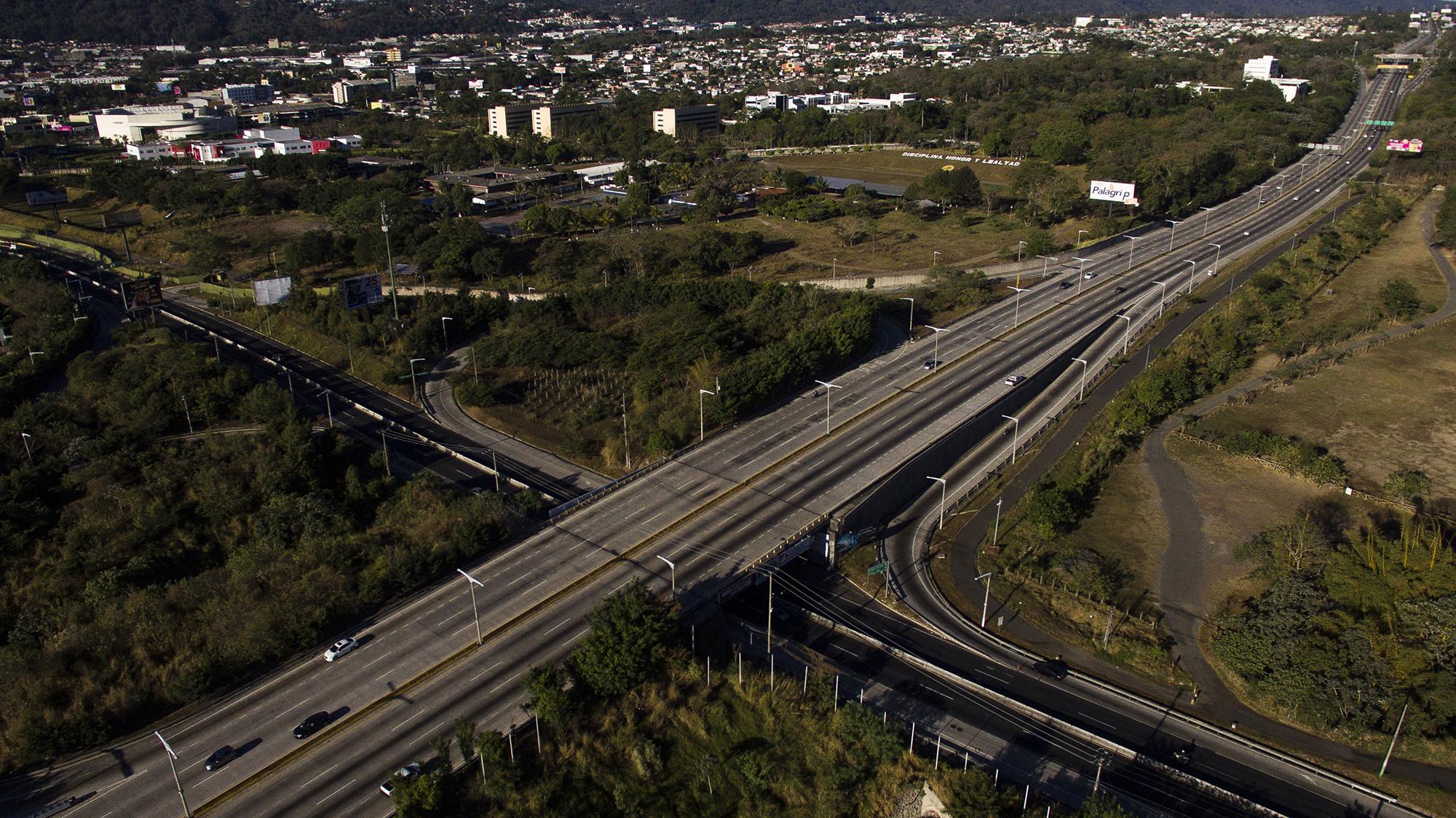 El bulevar Monseñor Romero recibe la descarga de vehículos de los departamentos de Sonsonate, Santa Ana y Ahuachapán que ingresan a San Salvador. En condiciones normales, un día lunes a esta misma hora, 7:45 a.m , una imagen como esta sería imposible.