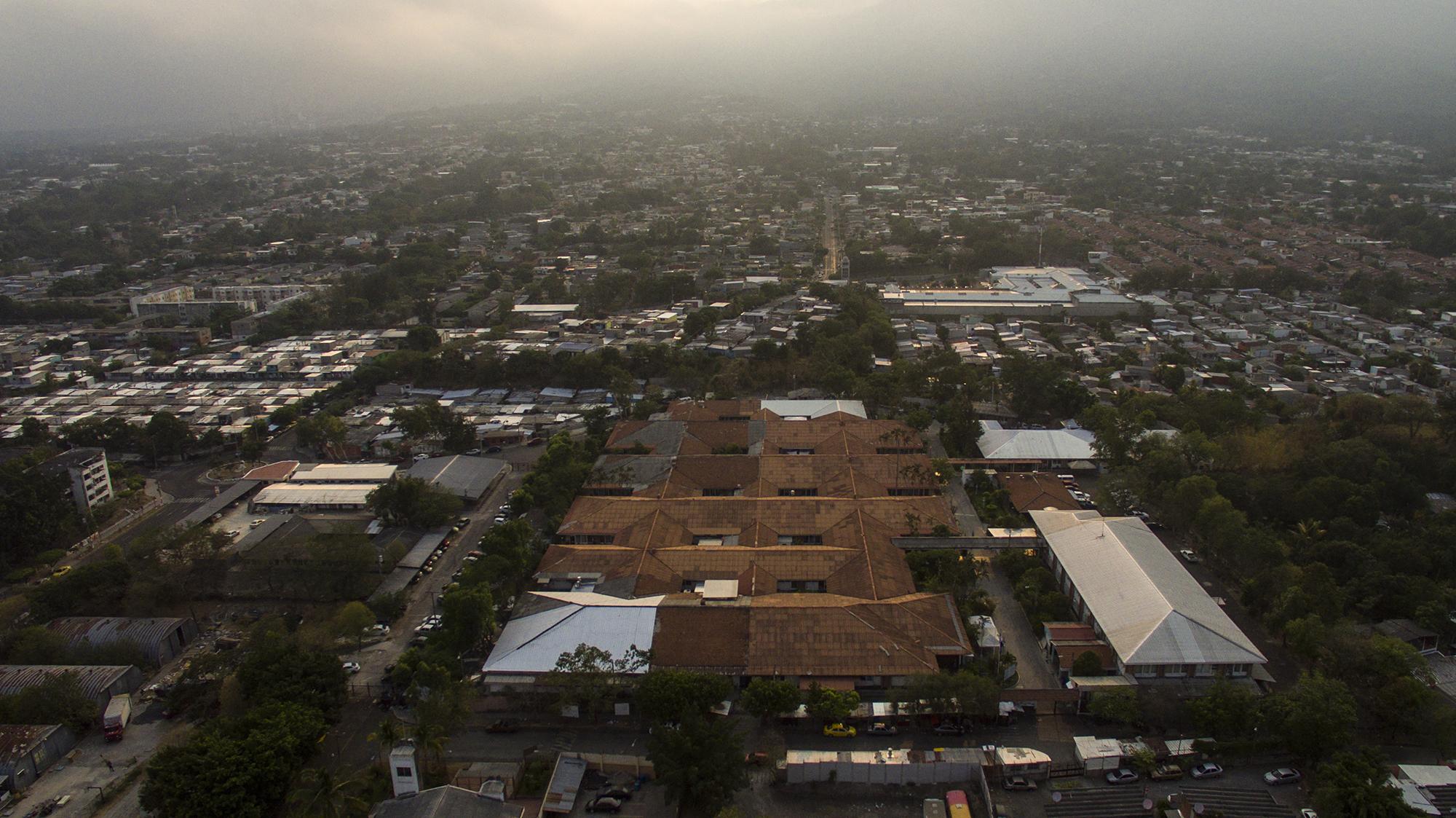 Vista aérea del Hospital Nacional Zacamil, en la colonia Zacamil, de San Salvador. Foto de El Faro: Víctor Peña.