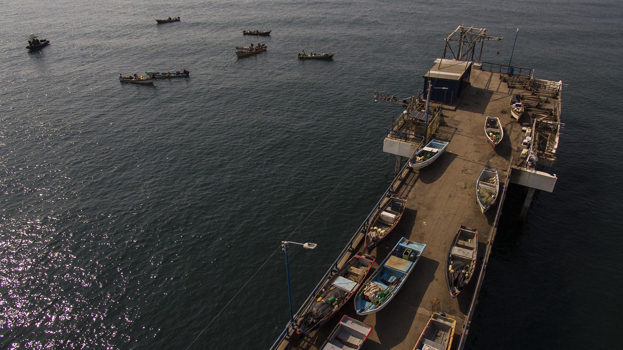 Pescadores a la deriva. Nueve lanchas con pescadores a bordo quedaron varados a escasos metros del muelle,  custodiados por la Fuerza Naval. Salieron a pescar el día previo al establecimiento del cerco militar. Desde las siete de la mañana, los militares hacían un registro de los que regresaban de la pesca antes de autorizarlos subir al muelle.