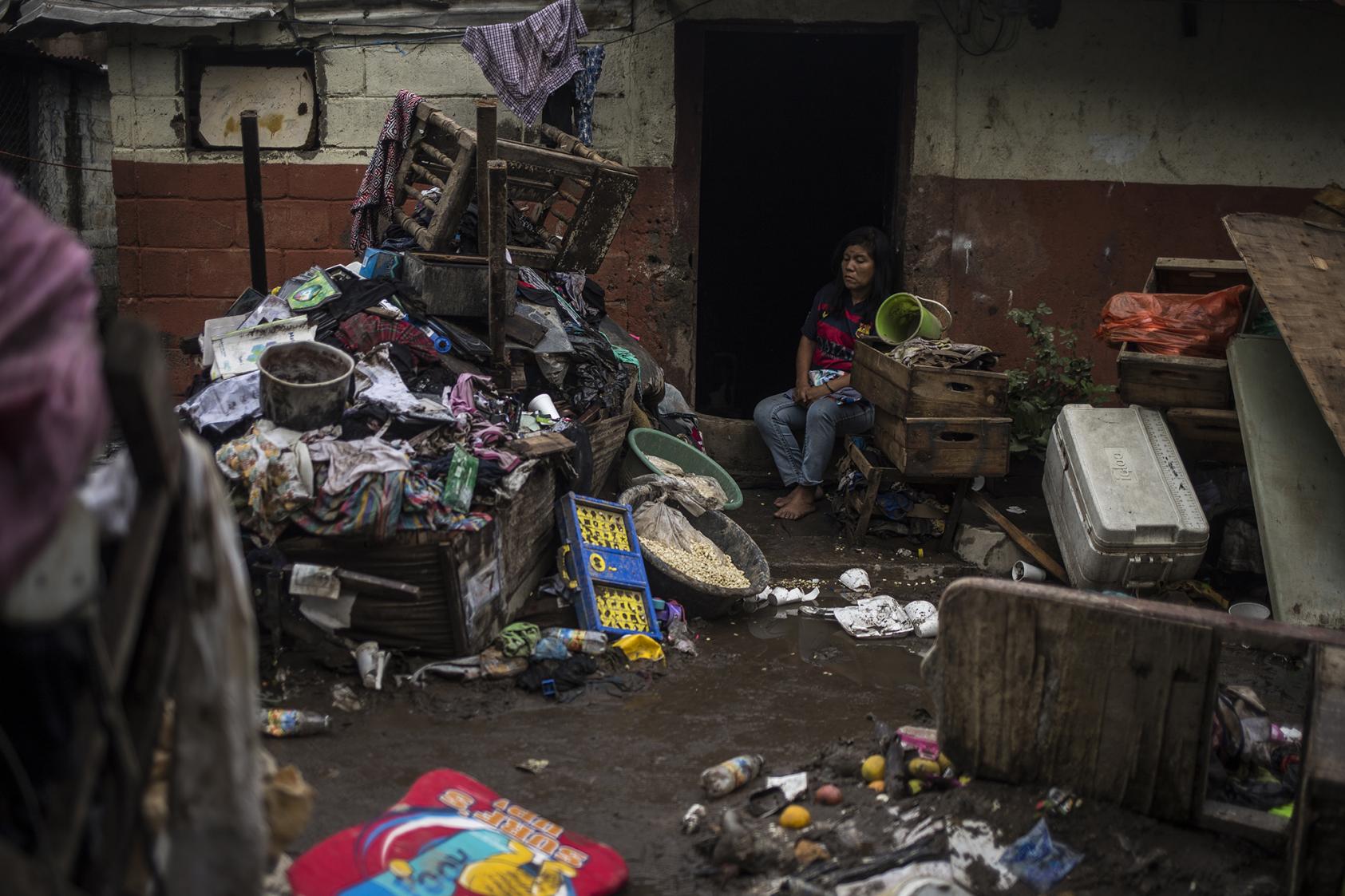 María turcios, 38 años, y sus cinco hijos nadaron para salvar sus vidas el domingo 31 de mayo. El agua cubrió el techo de la vivienda y rompió las bisagras de las puertas. Sus pertenencias están en la calle y todos sus alimentos se perdieron. María vendía pan francés en el mercado La Tiendona de San Salvador. La cuarentena obligatoria por la covid-19 le ha impedido ganar dinero desde el 20 de marzo. 