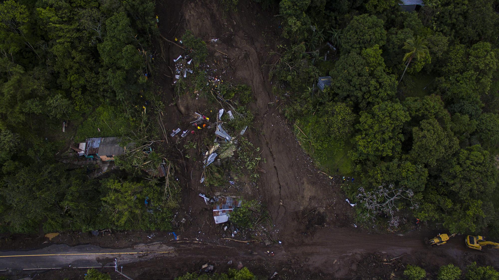 Desde el 3 de junio, rescatistas realizan la búsqueda de siete personas. Un alud de tierra destrozó las viviendas sobre el kilómetro 8 de la carretera antigua al municipio de Santo Tomás, en el departamento de San Salvador. Foto de El Faro: Víctor Peña. 