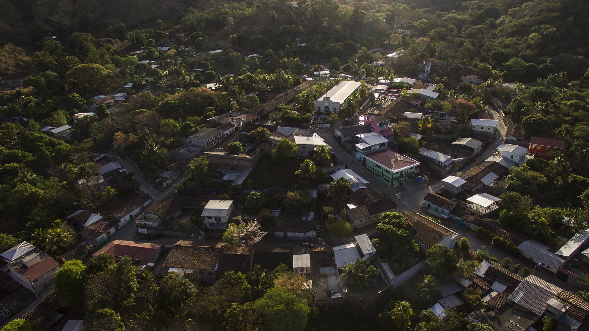 Junto a Nueva Trinidad y San José Las Flores, Arcatao es el último de los poblados del norte de Chalatenango, que fueron el corazón de la guerrilla salvadoreña durante el conflicto armado entre 1980 y 1992. Es un asentamiento de cinco calles, a 111 kilómetros de San Salvador, conformado por ocho cantones, envueltos por cerros y montañas que comparten frontera con el departamento de Lempira, Honduras. Electoralmente, fue bastión histórico desde 1994, cuando el FMLN compitió por primera vez en elección popular como partido político, después de la firma de los Acuerdos de Paz del 16 de enero de 1992. El FMLN gobernó Arcatao durante los últimos 27 años. El 28 de febrero de 2021, Arcatao participó en elecciones para diputados y alcaldes con un padrón de 2,687 personas, del que participó el 63.6%. Por un voto de diferencia, 819 personas eligieron a Nuevas Ideas para dirigir la alcaldía los próximos tres años. El nuevo alcalde será Milton Monge, un rostro viejo de la política, que gobernó durante cuatro periodos con la bandera del FMLN.