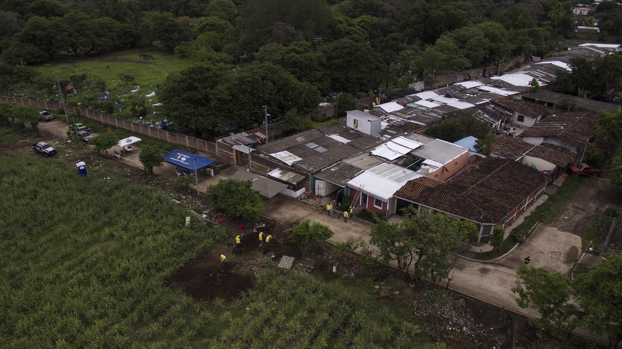 En el mes de mayo, la historia de la fosa clandestina en el municipio de Chalchuapa dio la vuelta al mundo. Los cuerpos de al menos 40 personas enterrados en el traspatio de la humilde casa de Hugo Ernesto Chávez Osorio, un expolicía de 51 años. Esa misma fosa también significó esperanza para muchos que llegaban en busca de sus familiares desaparecidos. Foto de El Faro: Víctor Peña.