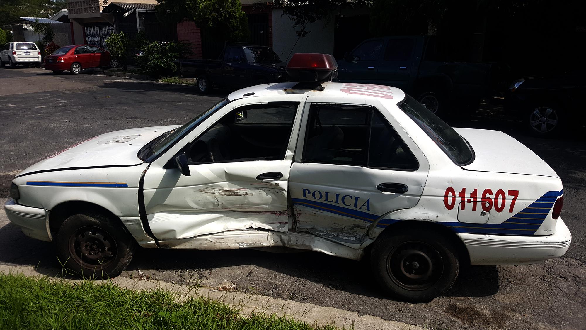 Este Nissan Sentra de la PNC lleva más de un año inmovilizado frente a la subdelegación policial de la colonia Escalón, en San Salvador. Sufrió un accidente en un costado, pero en lugar de repararlo o desahuciarlo, permanece en la calle ocupando un parqueo. Foto Roberto Valencia.