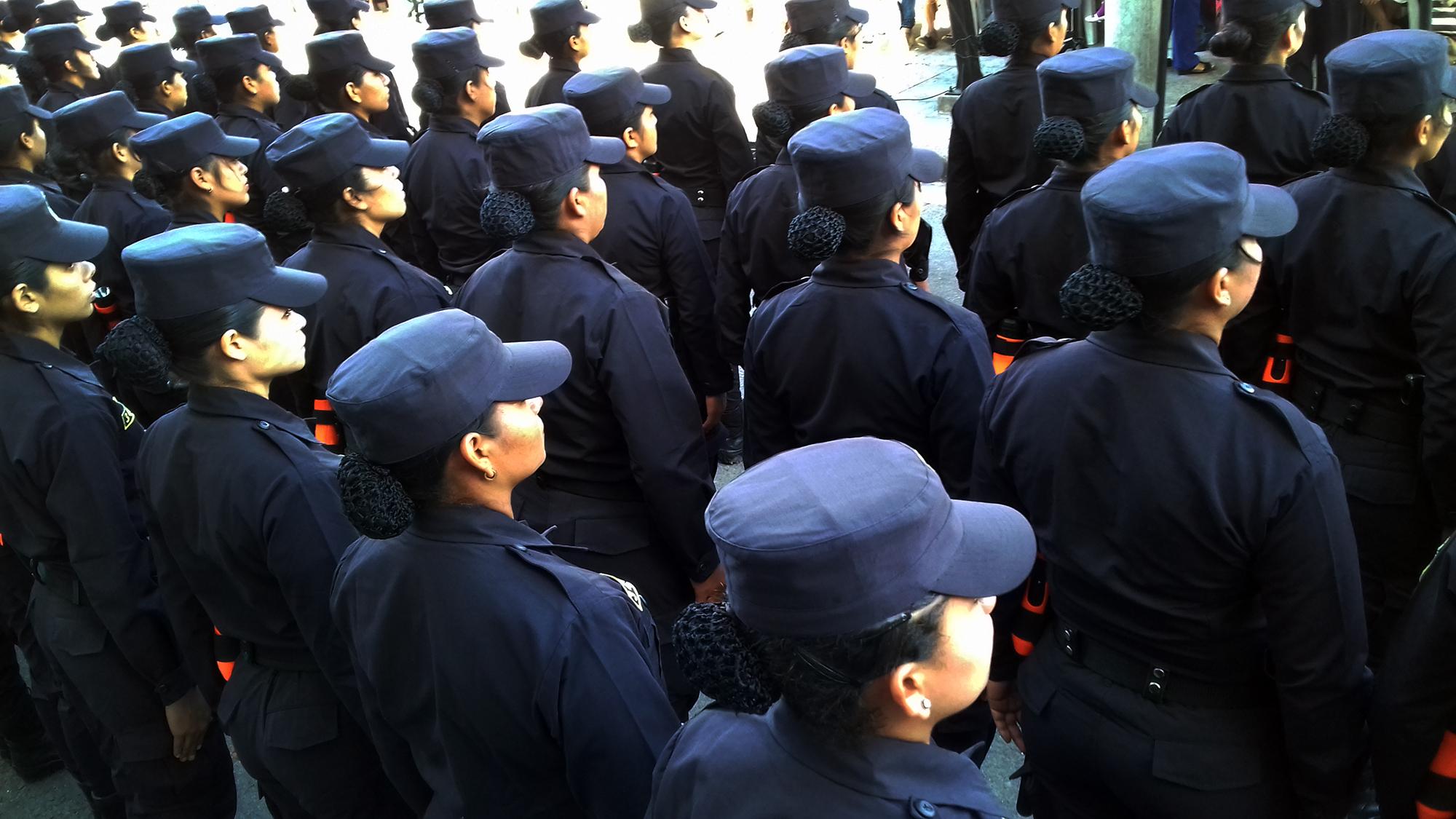 Ellas son parte de la promoción 117, cuya graduación como agentes de la PNC se celebró el 30 de enero de 2018. En este grupo, el 29 % de los nuevos agentes fueron mujeres. Foto Roberto Valencia.