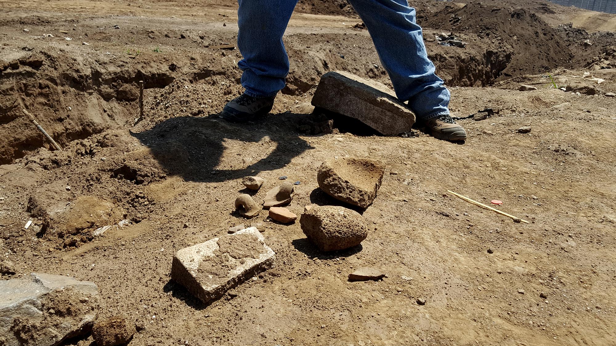 Empleados de la Secretaría de Cultura encontraron fragmentos de un metate o piedra de moler del periodo preclásico, durante una inspección del juzgado ambiental de Santa Ana. La inspección se realizó el 16 de abril, en una construcción no autorizada sobre el sitio arqueológico Tacuscalco. Foto: El Faro/ Nelson Rauda