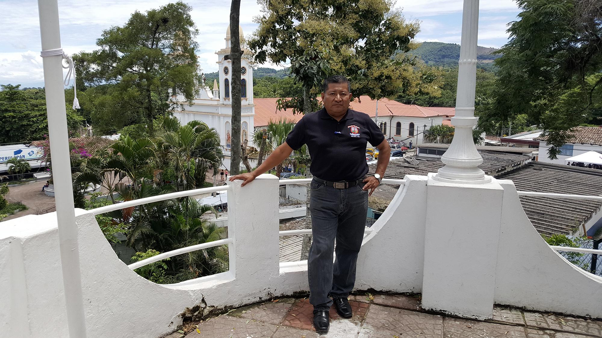 Desde el 1º de mayo de 2018 Miguel Beltrán Vásquez es el jefe del Cuerpo de Agentes Metropolitanos de San Pedro Perulapán. Beltrán está convencido del potencial turístico y cree es posible revertir la estigmatización de su ciudad. Foto Roberto Valencia.