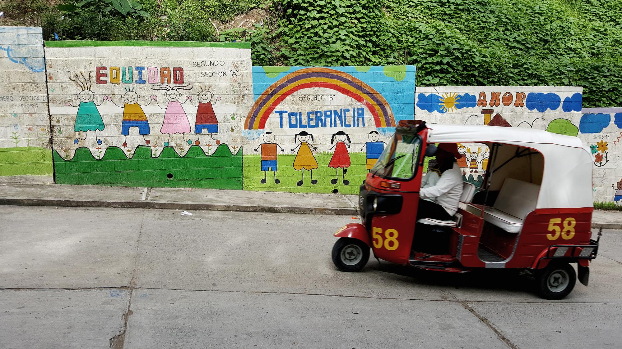 Debajo de esos murales infantiles que apelan a la equidad, a la tolerancia y al amor había placazos de la 18. Una escuela cercana organizó una jornada de civismo y repintó el muro sin temor alguno, algo poco probable en ciudades en las que el fenómeno de las maras está mucho más desarrollado. Foto Roberto Valencia (El Faro).