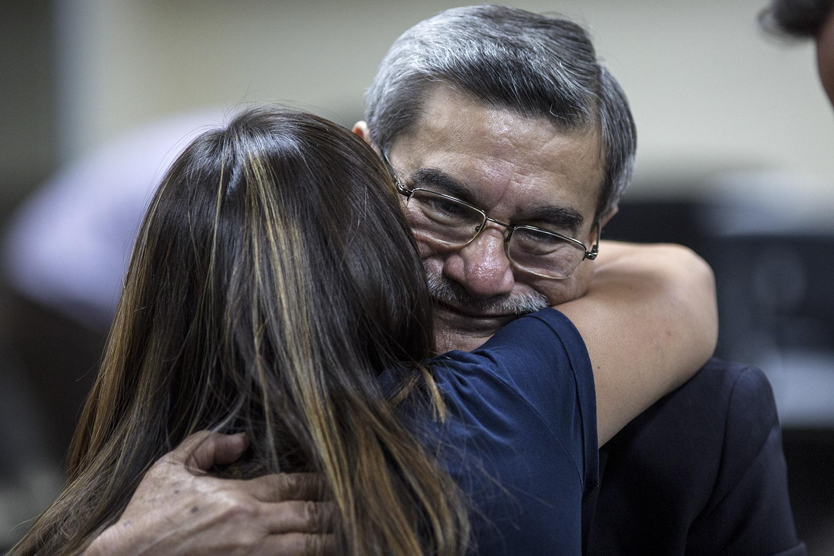 Terminada la sentencia, Rodríguez Sánchez abraza a su hija, celebrando la absolución con toda la familia. Foto de Simone Dalmasso / Plaza Pública.