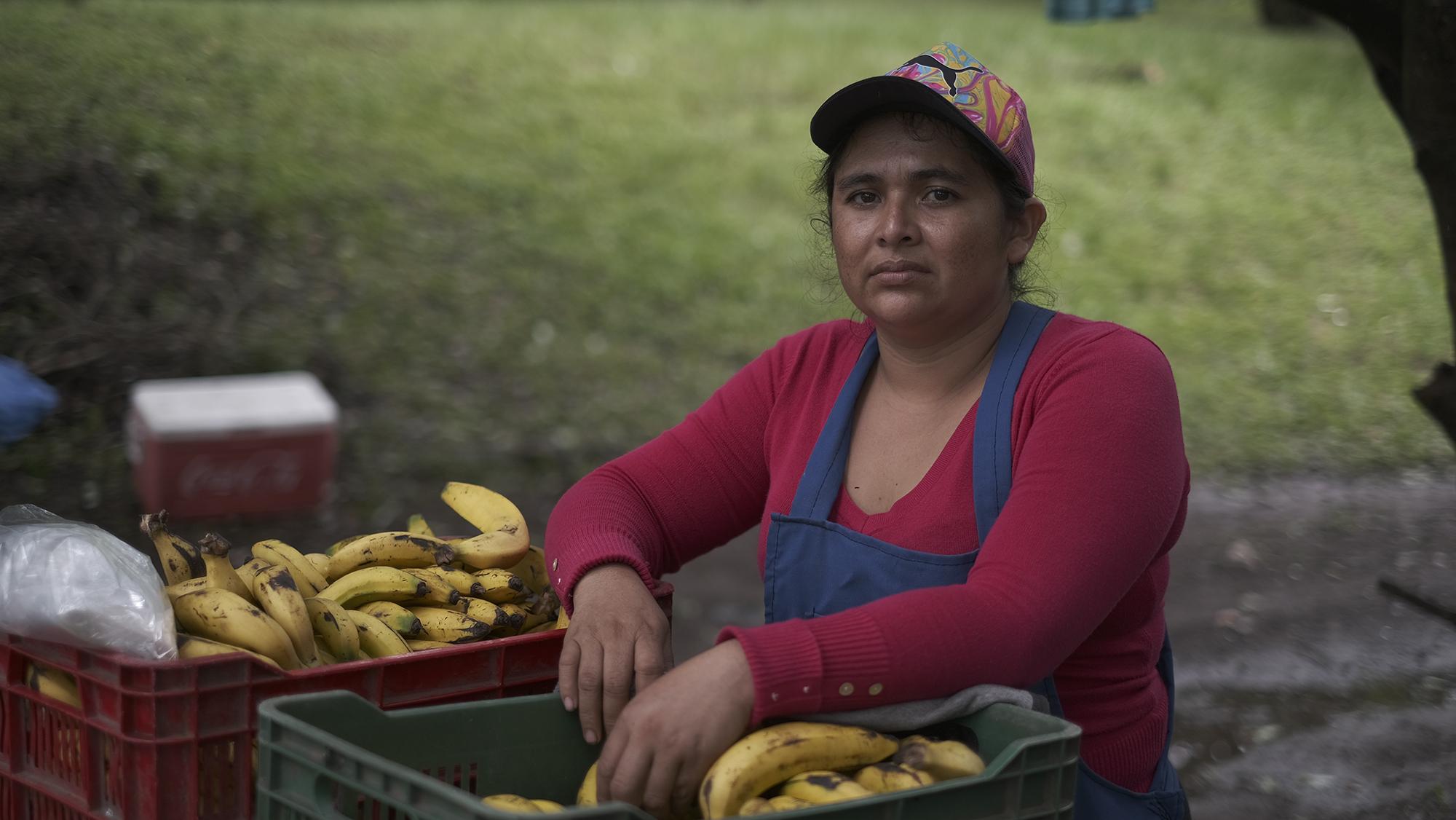 Mirna Mazariego de 32 años es madre de tres hijos y vende frutas en el redondel Integración. A ese lugar llegó hace más de tres años por iniciativa de su hermano mayor, Jorge Mazariego, quien murió el 20 de julio del 2020 cuando un camión perdió el control y lo arrolló mientras atendía su venta de frutas a la orilla del redondel.