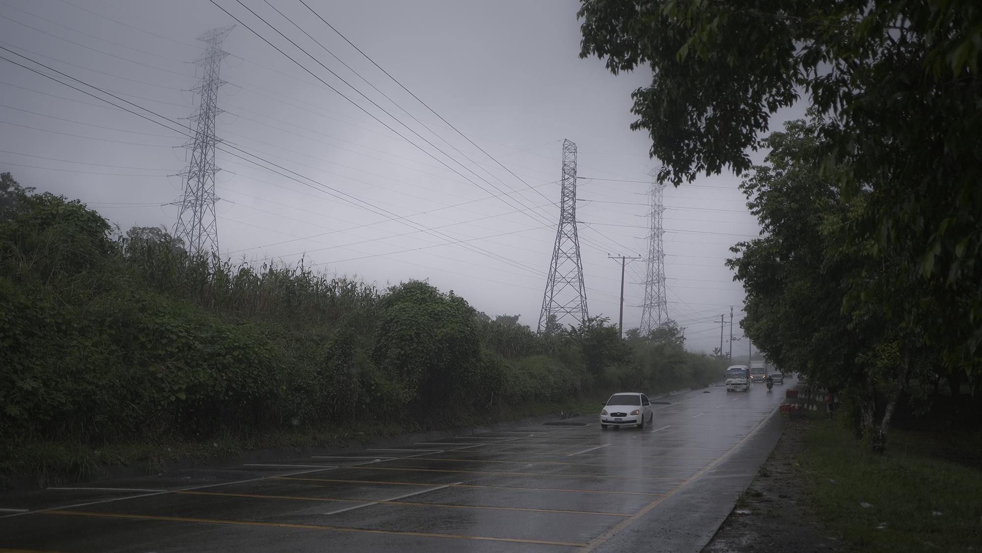 En El Salvador se decretó alerta roja desde el pasado tres de noviembre del 2020 debido a Eta. La influencia de la tormenta tropical ya se hizo sentir en El Salvador. Para los vendedores de la zona del redondel Integración la lluvia significa problemas, los vehículos no se detiene y deben pasar durante horas bajo la lluvia para llevar el sustento a sus hogares.