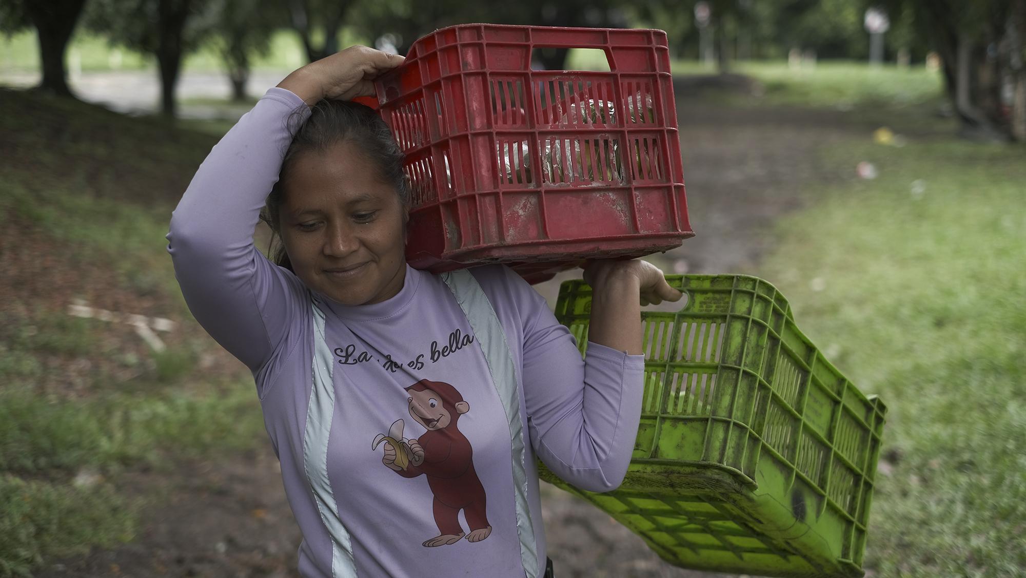 Las vendedoras se reparten tramos de la calle para no estar lado a lado y lograr vender. También utilizan una camisa morada con el mensaje 