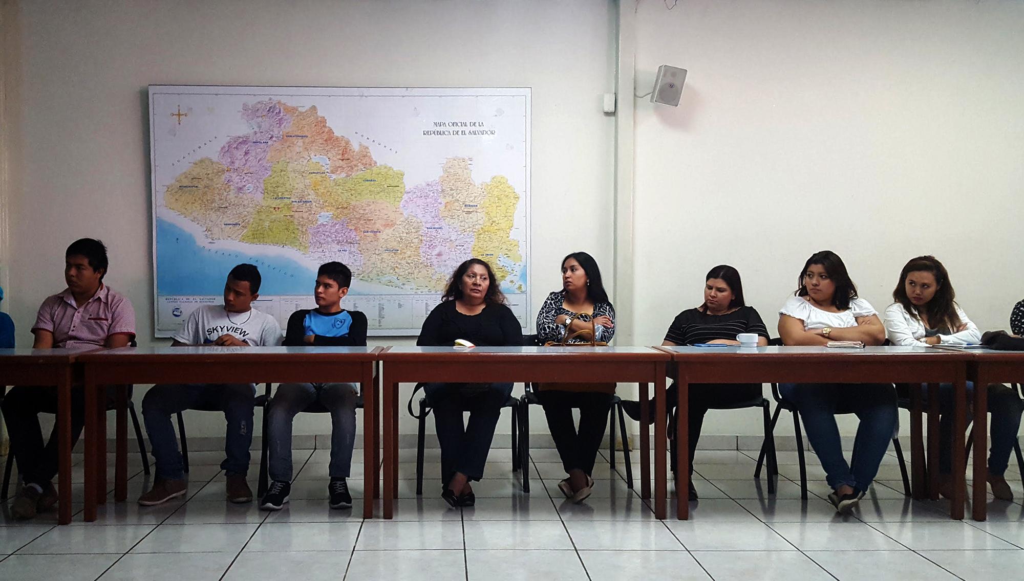 Jóvenes escuchan una ponencia en la “jornada de información sobre ¿qué hacer en casos de violación a derechos humanos”, en el local de la Fundación de Estudios para la Aplicación del Derecho (FESPAD), el sábado 18 de febrero./ Foto: Nelson Rauda