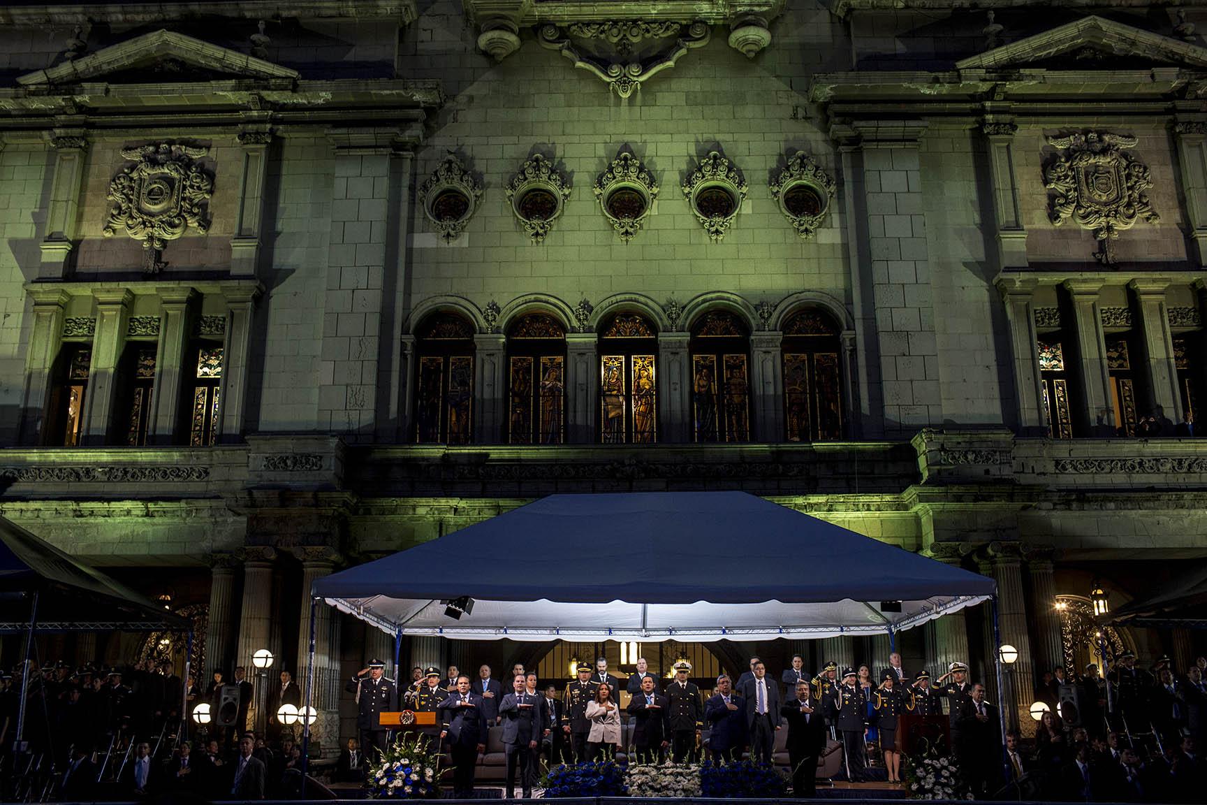 El palco donde todas las autoridades del Estado asistieron al alza de la bandera nacional. Foto: Simone Dalmasso / Plaza Pública 