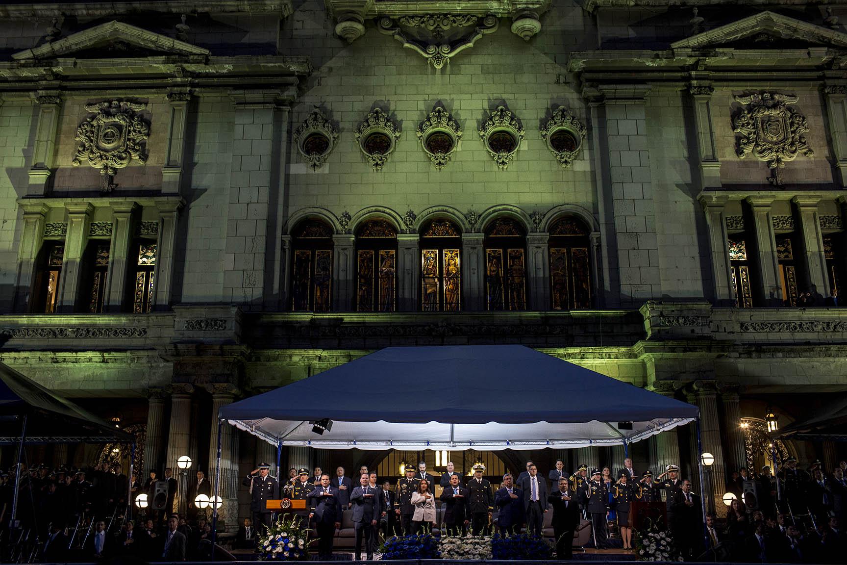 El palco donde todas las autoridades del Estado asistieron al alza de la bandera nacional. Foto: Simone Dalmasso / Plaza Pública 