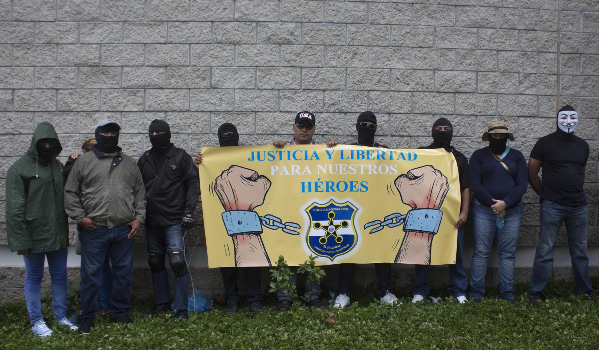 Un grupo de agentes de la PNC llegó al Centro Judicial Integrado de Santa Tecla a apoyar a sus compañeros del GRP procesados. Foto Milton Ayala.