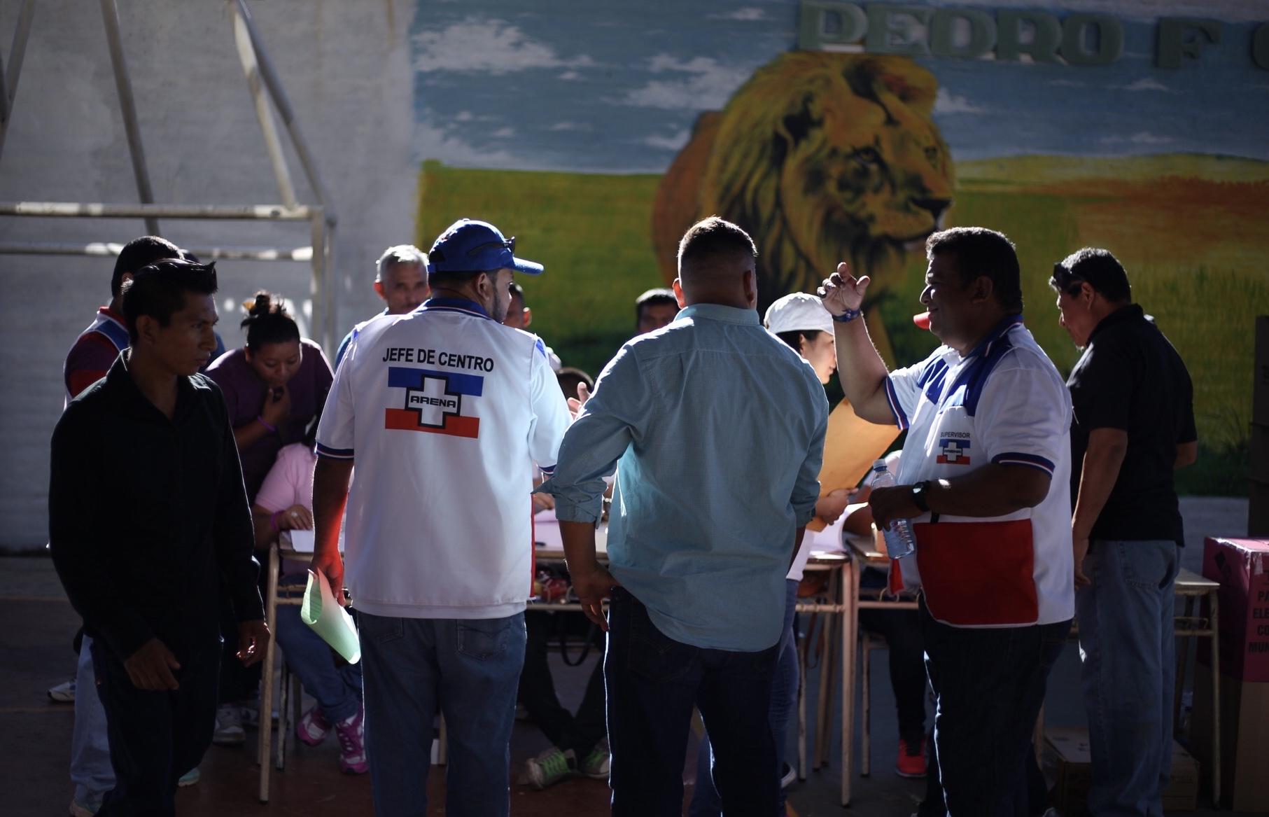 Vigilantes de partidos custodian Juntas Receptoras de Votos, integradas en su mayoría por personas propuestas por los partidos políticos. Centro de votación 