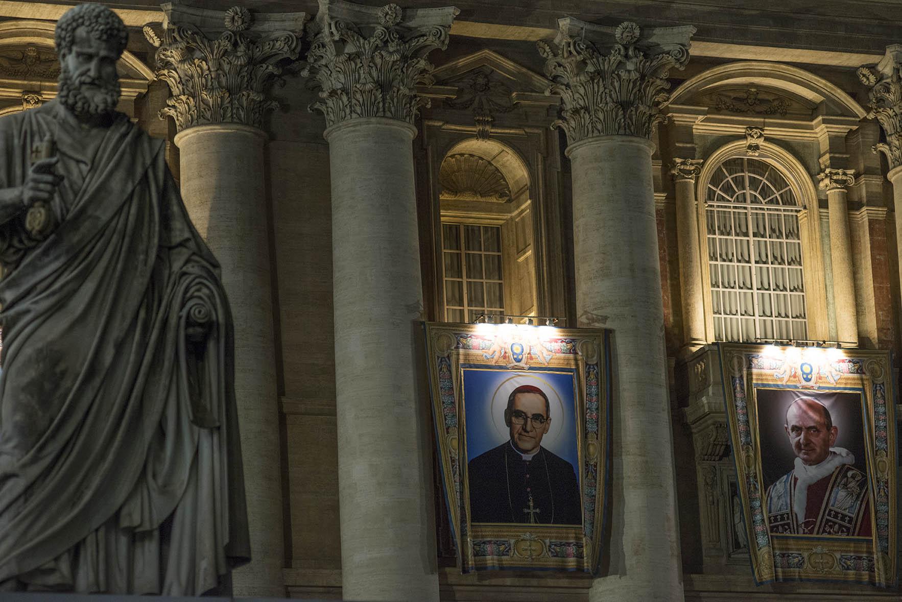 La fotografía de Óscar Arnulfo Romero y del papa Pablo VI  en la fachada de la  basílica de San Pedro en el Vaticano. 14 de octubre de 2018. Foto: Marco Valle.