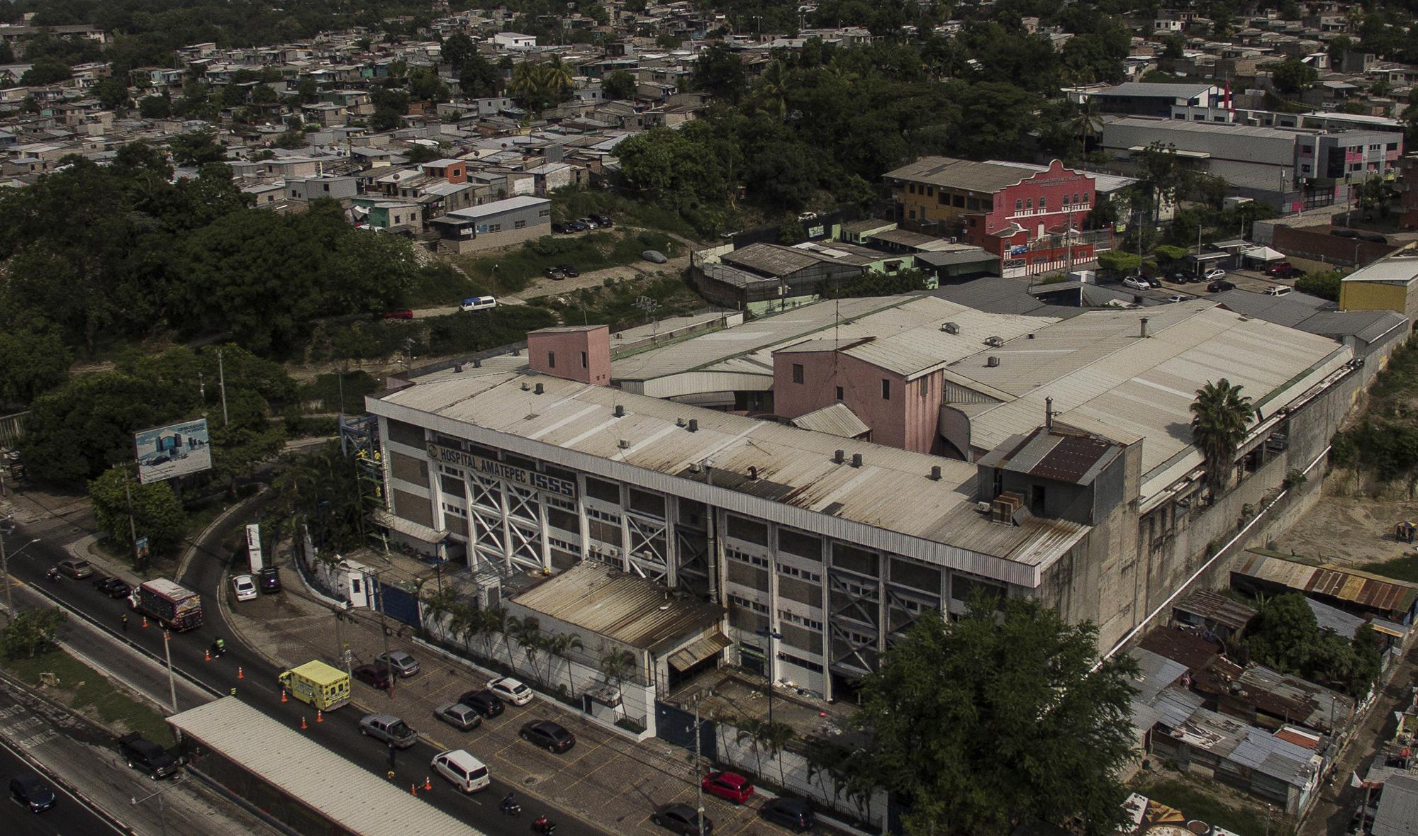 The Amatepec Hospital, on Army Boulevard in Soyapango. The center of the Salvadoran Social Security Institute has received covid-19 patients since the beginning of the emergency.  Photo from El Faro: Víctor Peña.