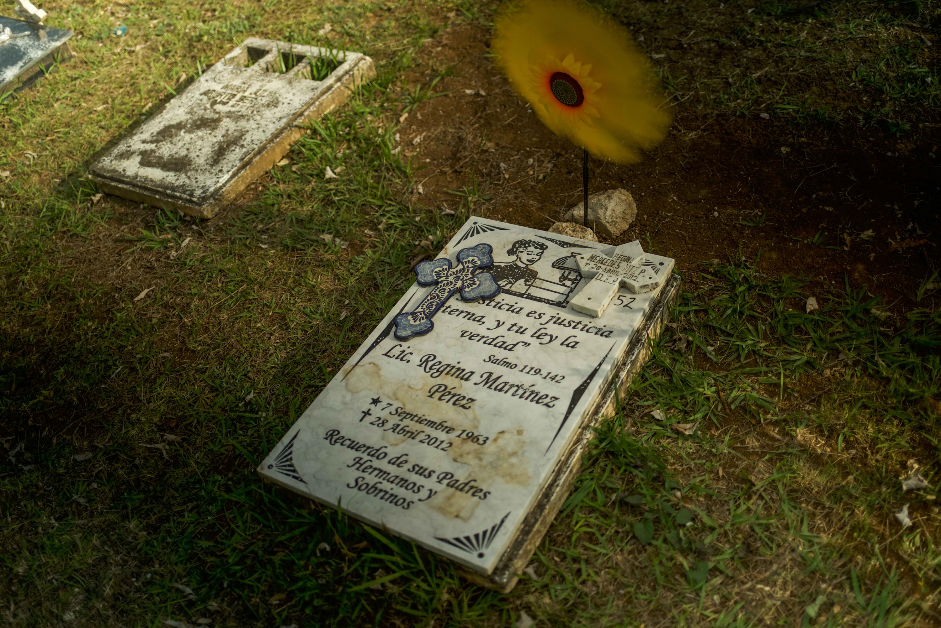 Tomb of Regina Martínez in the Bosques del Recuerdo cemetery, Xalapa, Veracruz, 2020. (Credit: Forbidden Stories)