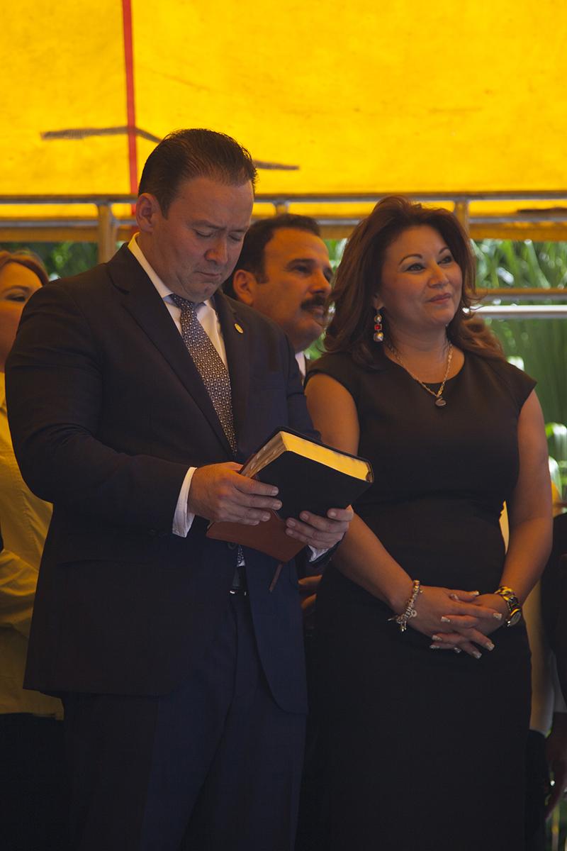 Guillermo Gallegos, presidente de la Asamblea Legislativa, junto a su esposa Julia Nora Romero de Gallegos, durante un acto religioso relizado frente al edificio de la Asamblea Legislativa el día de su juramentación. Dos días antes de este acto, Gallegos pidió que se le preguntara a su esposa sobre APDEMES. Cuando El Faro intentó abordarla, en un evento de la Embajada de Estados Unidos, Gallegos impidió que se le hicieran preguntas. 