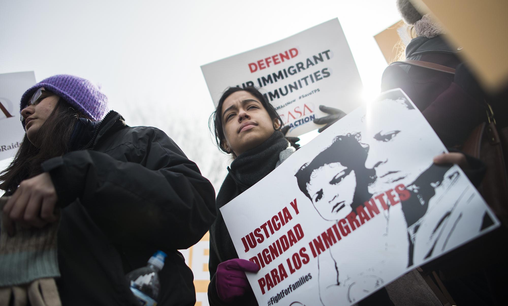 Activistas promigrantes protestan en los alrededores de la Casa Blanca en Washington, el 8 de enero, tras el anuncio de la cancelación del TPS para la comunidad de migrantes salvadoreños oficializado por el gobierno de Estados Unidos. Alrededor de 200,000 salvadoreños, un 12 % de la comunidad en ese país, estaban amparados en este programa. Ahora tienen un plazo de 18 meses para retornar a El Salvador. Estados Unidos aseguró que una de las razones de finalizarlo fue que las devastadas condiciones en las que quedó el país después de los terremotos del 2001 -que fueron las que impulsaron la creación del TPS- ya no existen en la actualidad. El 6 de noviembre de 2017, el gobierno de Donald Trump también cerró el TPS para Nicaragua y prorrogó por seis meses el TPS para Honduras.