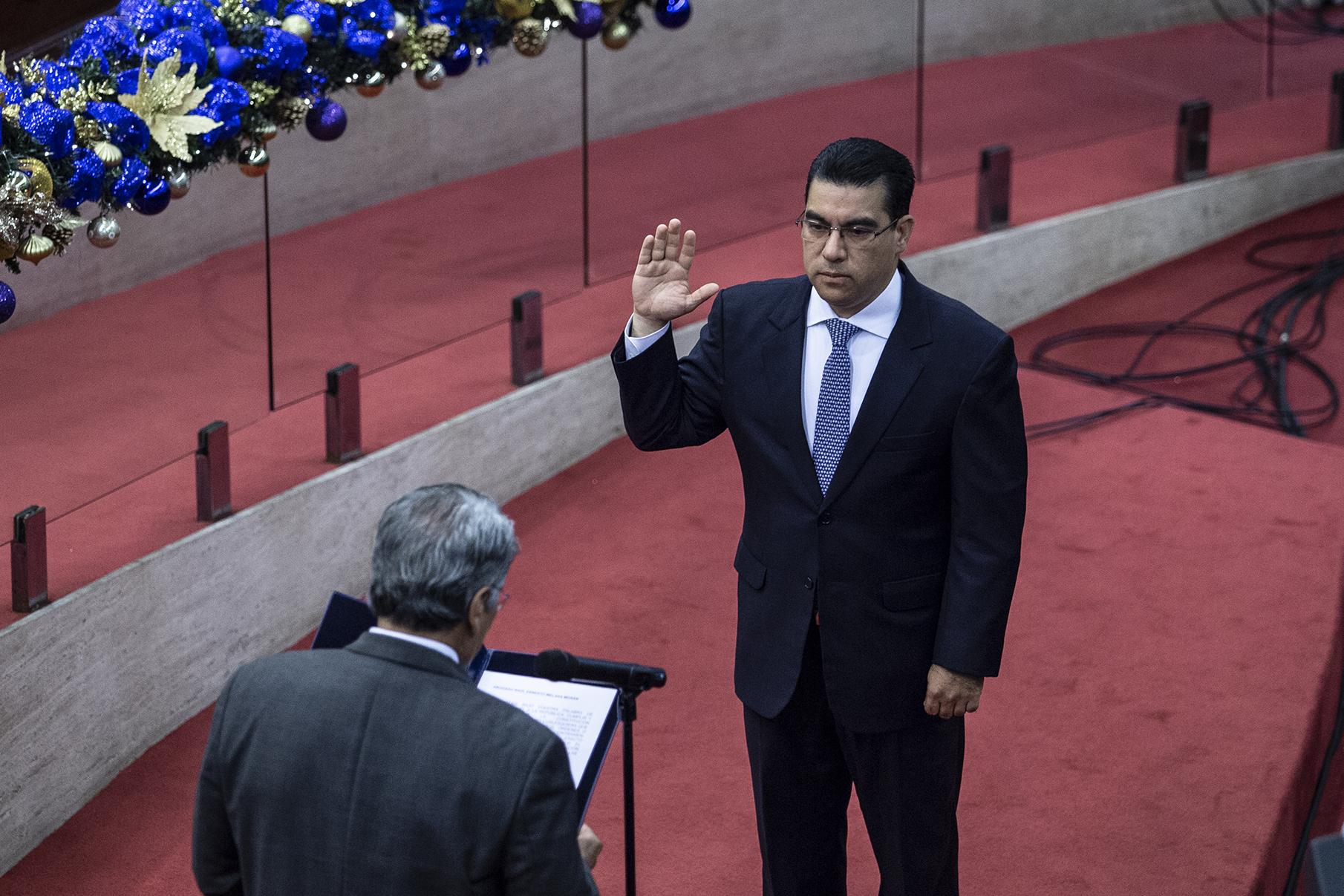 Raúl Melara, actual fiscal general, en diciembre de 2018, al momento de ser juramentado en su cargo por Norman Quijano, entonces presidente de la Asamblea Legislativa. Melara ha pedido a la Asamblea que retire el fuero a Quijano para poder juzgarlo por agrupaciones ilícitas y fraude electoral. Foto de El Faro: Archivo. 