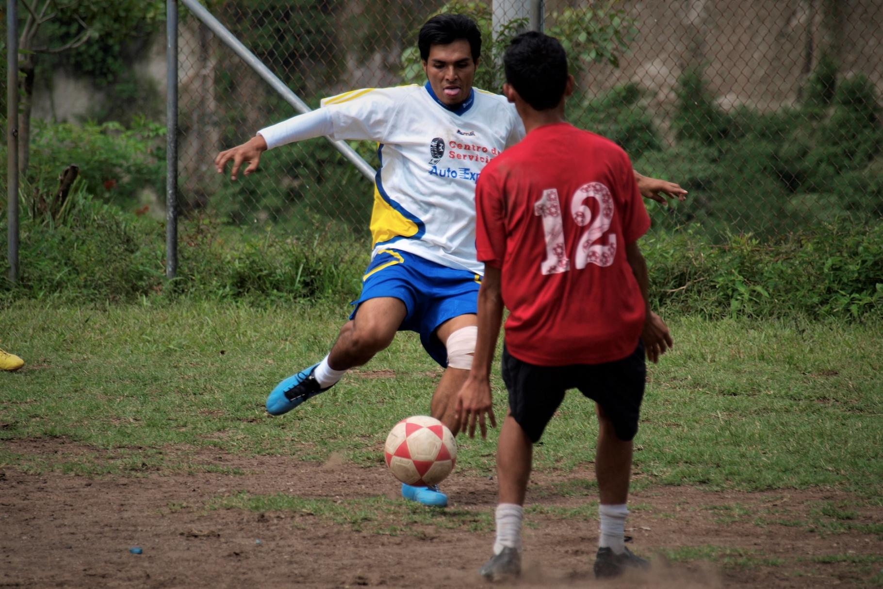 Partido de fútbol en el reparto La Campanera, en Soyapango. Foto Roberto Valencia (El Faro).