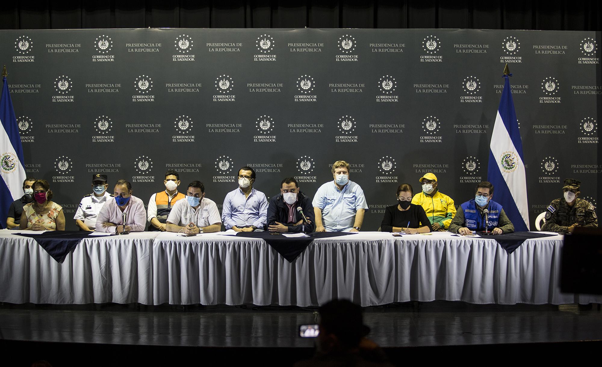 Ministers and other officials of the executive branch, during a press conference on the night of Saturday, May 16, announcing the extension, by decree, of the Covid-19 State of Emergency. Photo from El Faro: Víctor Peña.