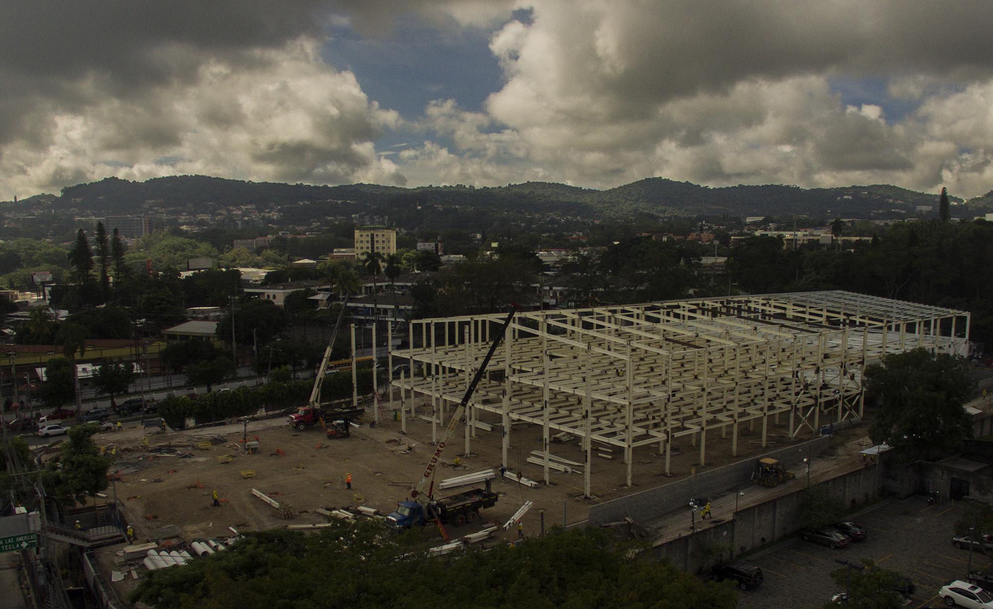 Nueve meses después de su anuncio, la construcción del edificio anexo del hospital El Salvador parece una obra interminable. “Vamos a construir el hospital más grande Latinoamérica”, dijo el presidente Nayib Bukele, durante una conferencia de prensa del 16 de marzo de 2020. El Presupuesto 2021 incluye 60 millones adicionales en el Minsal para financiar el funcionamiento de este hospital del que todavía no hay claridad sobre cuándo será concluido. Foto de El Faro: Víctor Peña. 