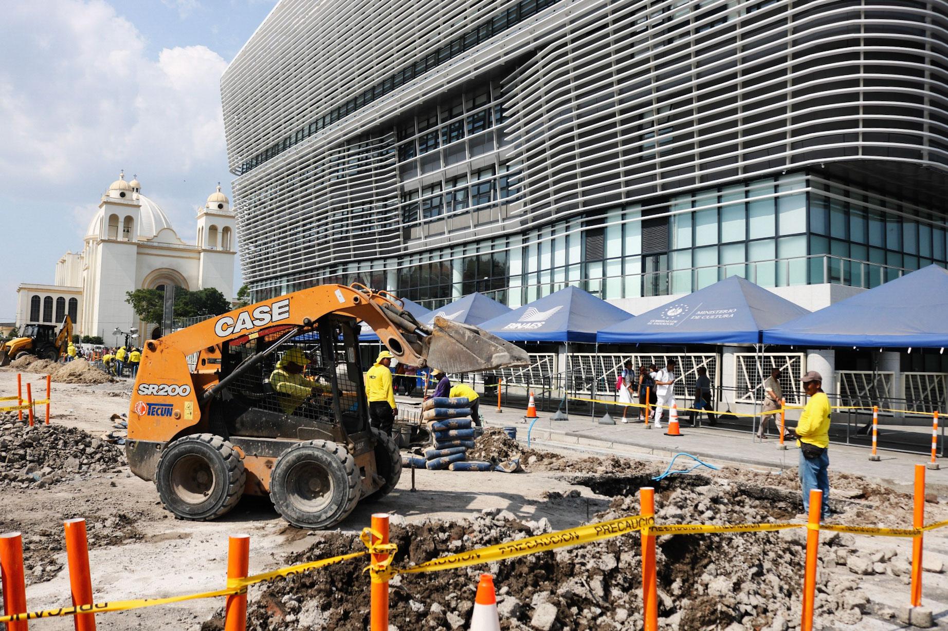 Despues de la inauguración de la Biblioteca Nacional en noviembre de 2023, personal del Ministerio de Obras Públicas ha trabajado en la avenida Cuscatlán y la calle Rubén Darío, justo frente al Palacio Nacional, donde este 1 de junio, Bukele celebrará su nueva toma de posesión como presidente, a pesar de la prohibición constitucional. Foto de El Faro: Diego Rosales. 