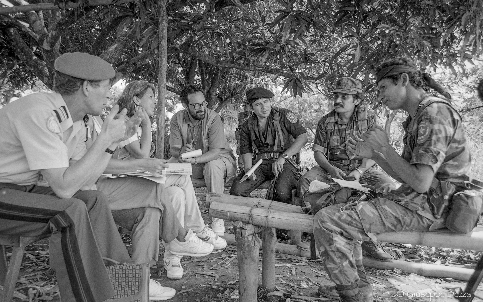 Miembros de ONUSAL en las primeras reuniones de campo con líderes de la guerrilla (RN y FAL) en Aguacayo, Cuscatlán, 1992. Foto: Giuseppe Dezza