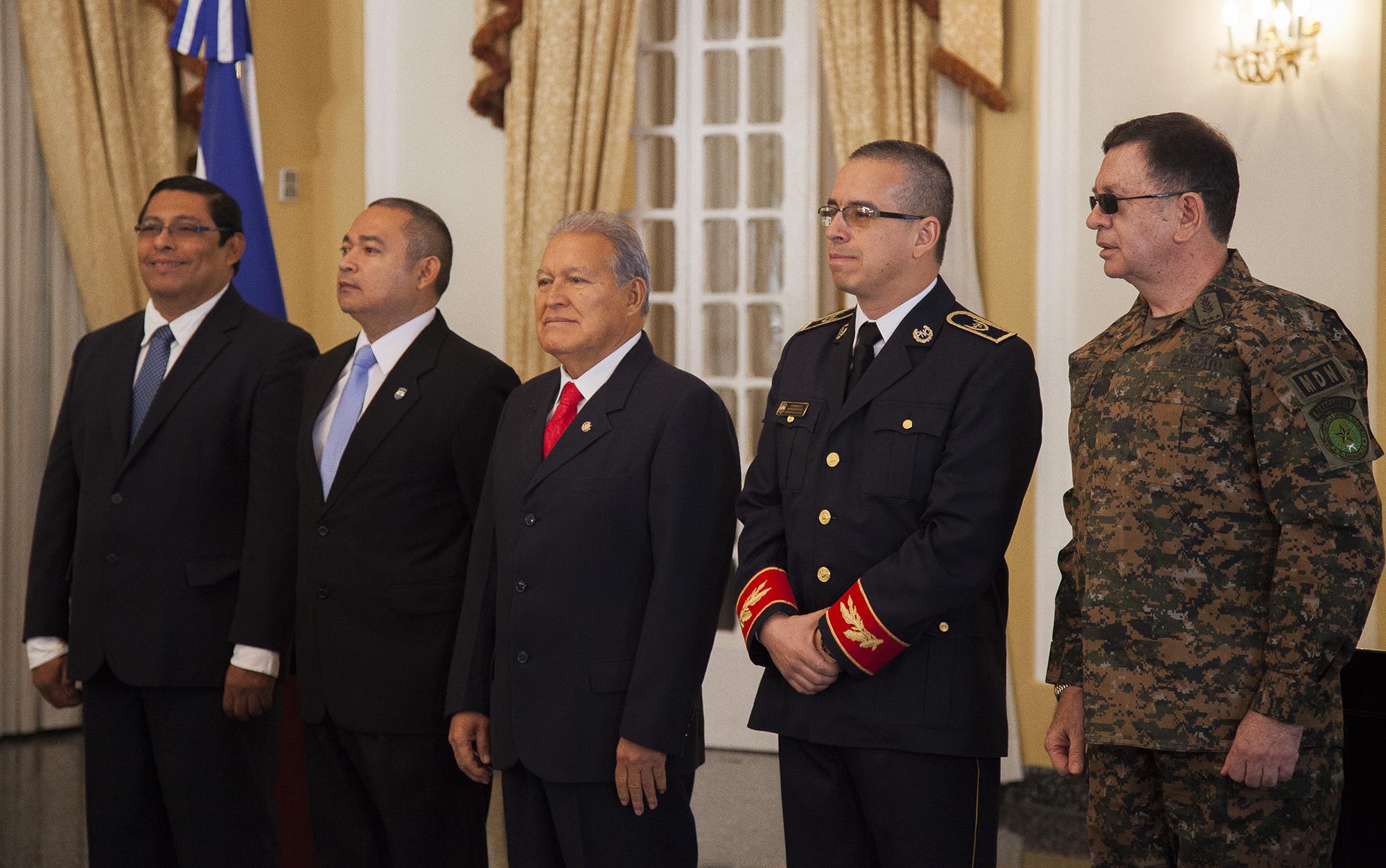 El presidente Salvador Sánchez Cerén junto a funcionarios de su gabinete de Seguridad. Entre ellos está (a la derecha del Presidente) el ministro de Seguridad, Mauricio Ramírez Landaverde, y el ministro de Defensa, David Munguía Payés (de traje militar). Los tres recibieron pagos de la partida de gastos reservados del gobierno de Mauricio Funes, según consta en los documentos originales a los que El Faro tuvo acceso. Foto: Archivo El Faro.