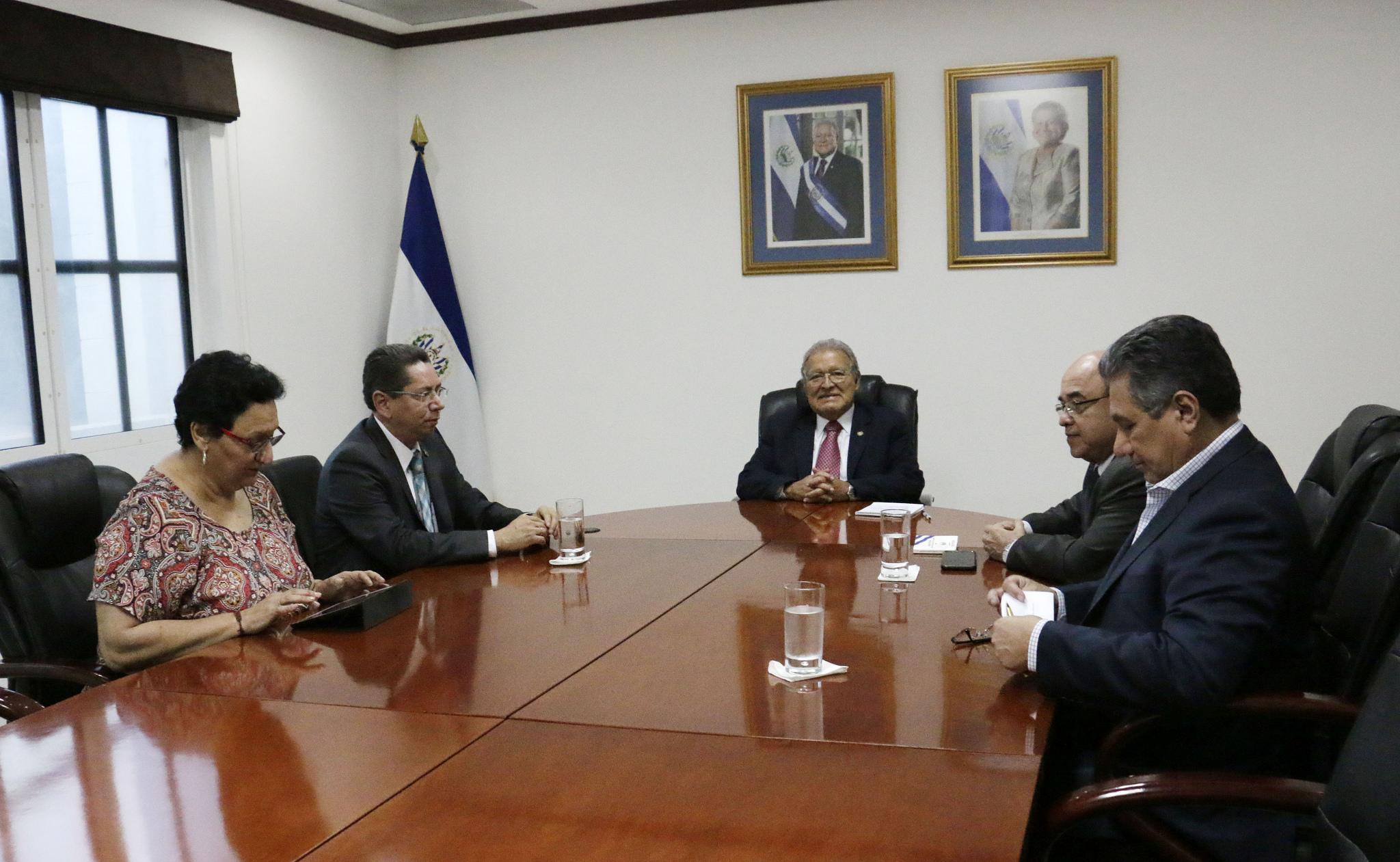 Los presidentes de los tres Órganos del Estado,Lorena Peña, Salvador Sánchez Cerén y Óscar Pineda, el fiscal general Douglas Meléndez, y el Secretario de Gobernabilidad, Manuel Melgar, se reunieron este 7 de marzo para discutir la posibilidad de regímenes de excepción. Foto cortesía Casa Presidencial. 