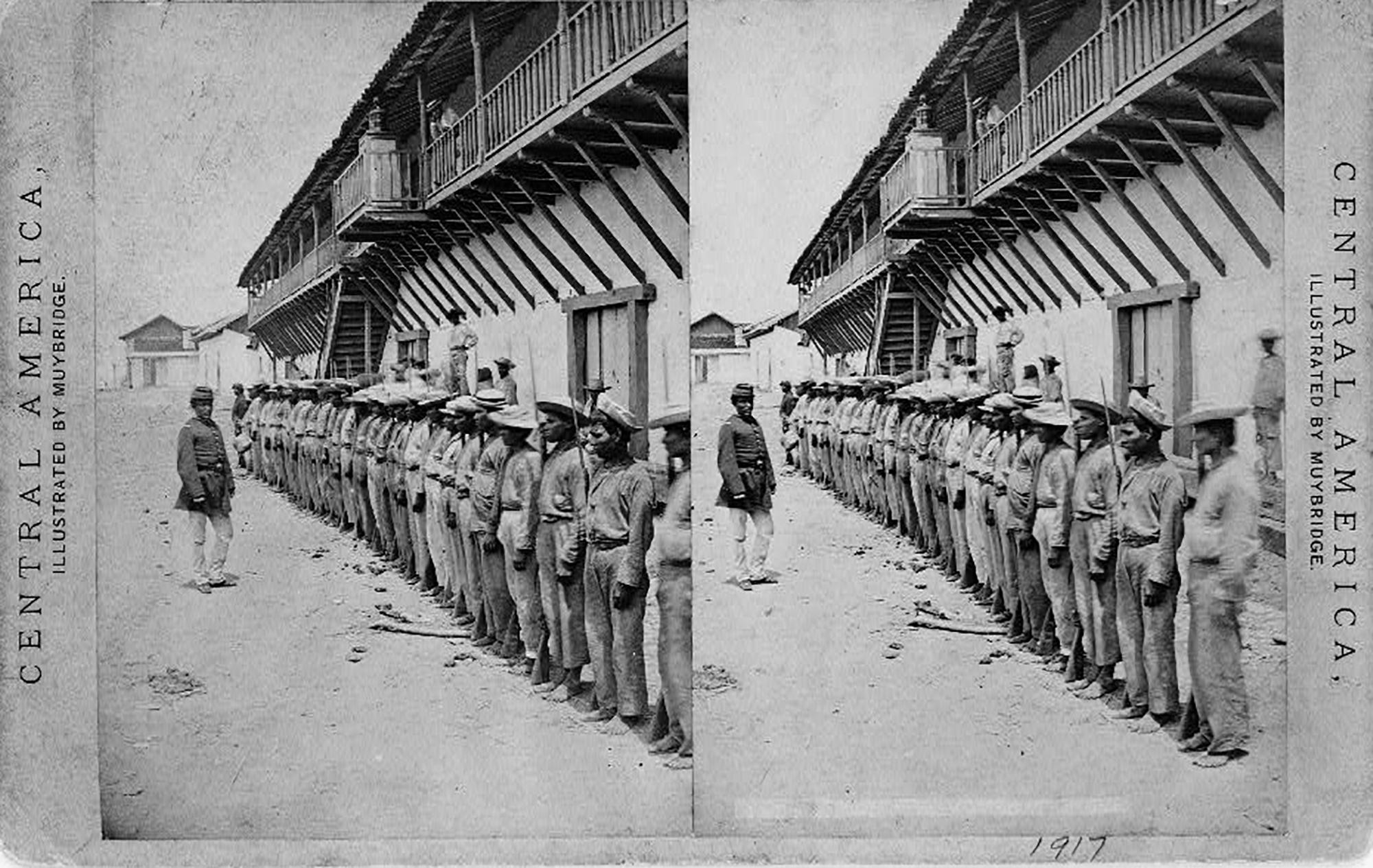 Tropas salvadoreñas en el Puerto de La Unión en 1875. Foto por Eadweard Muybridge. Library of Congress.