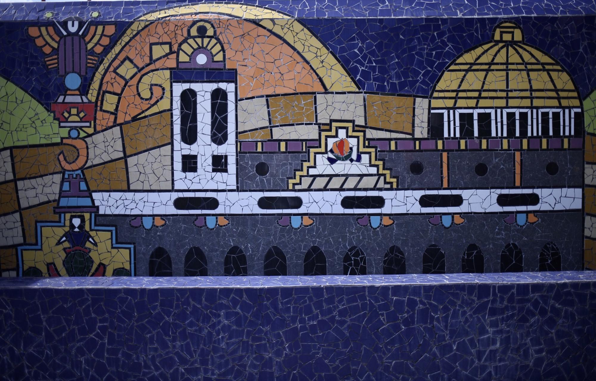 Obra del artista Fernando Llort en el monumento Bienvenido a casa, en la intersección del bulevar Los Próceres, en San Salvador. El mosaico central de esta obra fue elaborado con fragmentos del mural de la fachada de Catedral Metropolitana, destruido por orden del arzobispo José Luis Escobar Alas, en diciembre de 2011. Foto de el faro, por víctor peña.