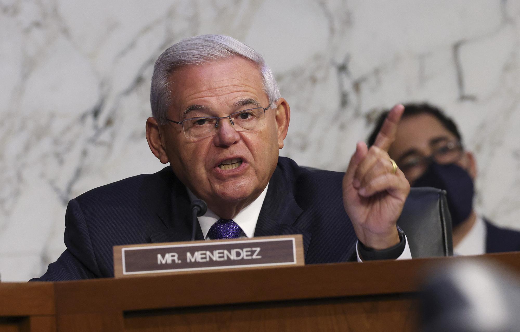 El demócrata de Nueva Jersey Robert Menendez, de 67 años, es presidente del Comité de Relaciones Exteriores e hijo de inmigrantes cubanos. Desde que llegó al Congreso en 1993, Menendez se ha destacado como demócrata conservador y uno de los principales arquitectos de la política exterior en el partido. Photo: Kevin Dietsch/POOL/AFP