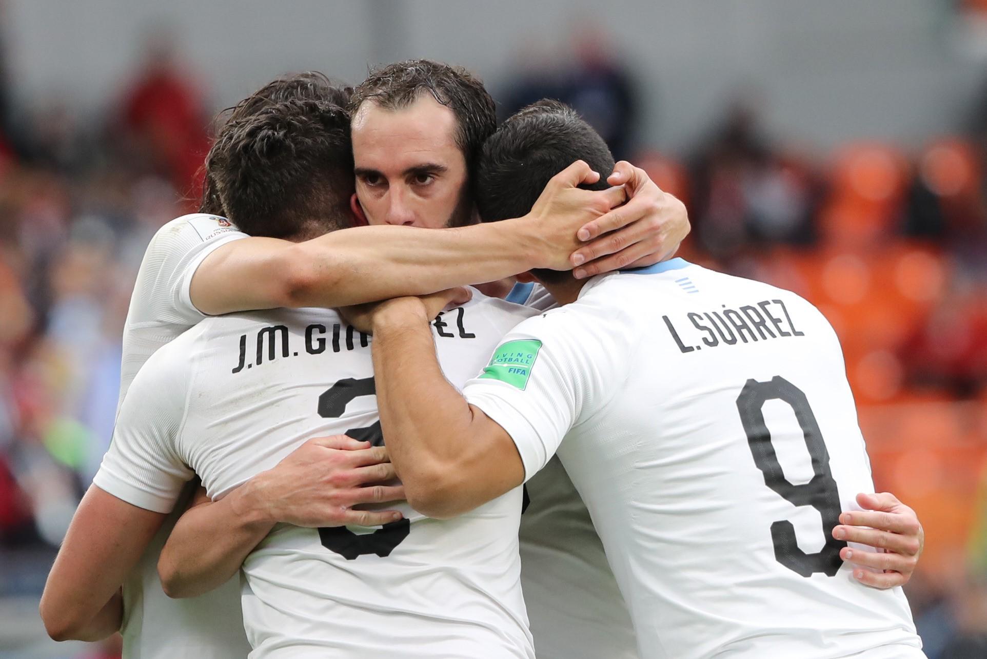 Jugadores de Uruguay festejan el gol de José María Giménez ante Egipto, logrado en el minuto 89 y que le supuso al país sudamericano la primera victoria en un debut mundialista  desde México 1970. Foto Bai Xueqi (Xinhua).