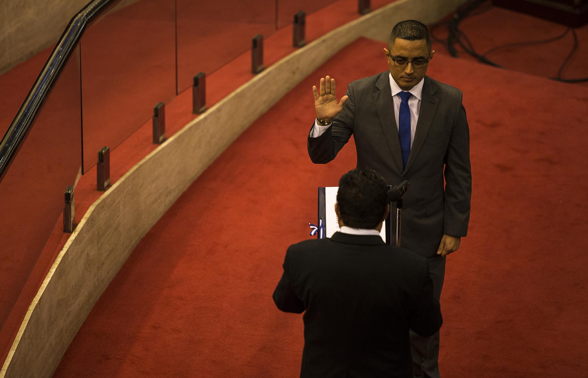 Serafín Orantes, presidente en funciones de la Asamblea Legislativa, juramenta a José Apolonio Tobar, como nuevo procurador de Derechos Humanos, elegido con los votos del partido Arena, FMLN y PDC. El nuevo funcionario fue electo durante la sesión plenaria del 16 de octubre de 2019. Foto: Víctor Peña.