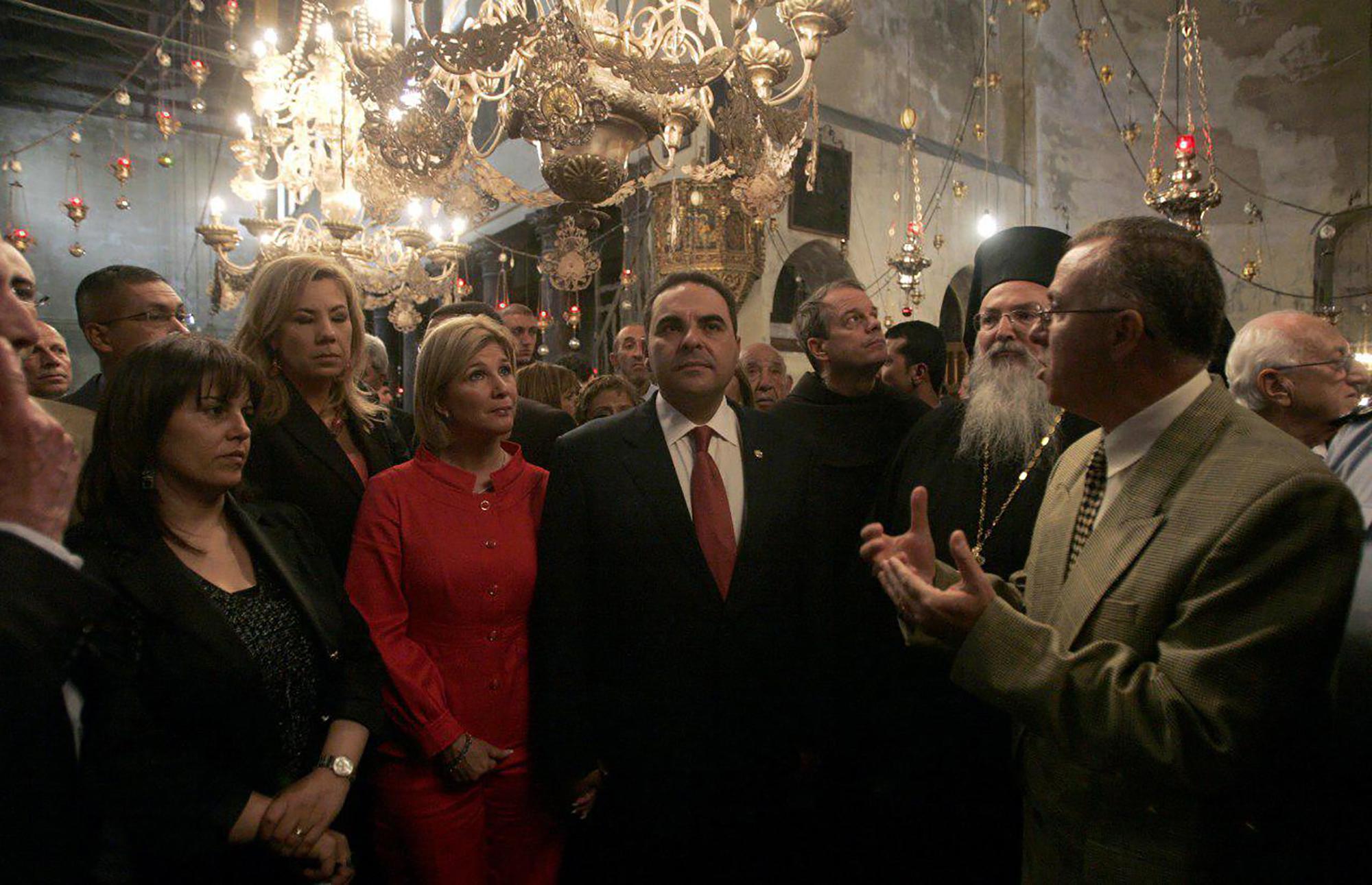 Pocos días antes de finalizar su mandato, el 4 de mayo de 2009, el expresidente Elías Antonio Saca visitó la basílica de la Natividad de Belén, construida sobre la cueva en la que se cree que nació Jesucristo. Los Saca también proceden de esta zona de Palestina. Foto Musa al-Shaer (AFP).