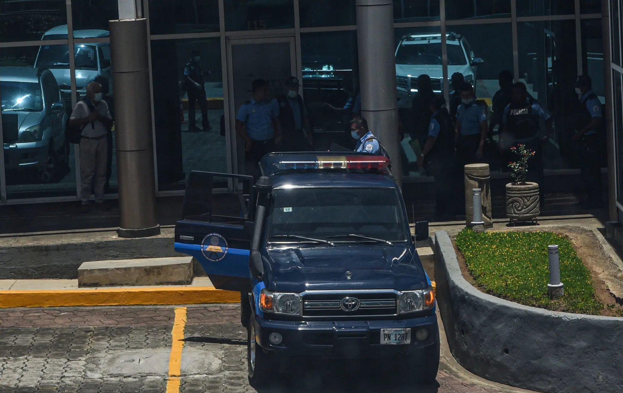 Ortega police officers remove computers and other equipment from the recording studio of Esta Semana and Esta Noche, illegally raided on May 20, 2021. Photo: Nayira Valenzuela / Confidencial