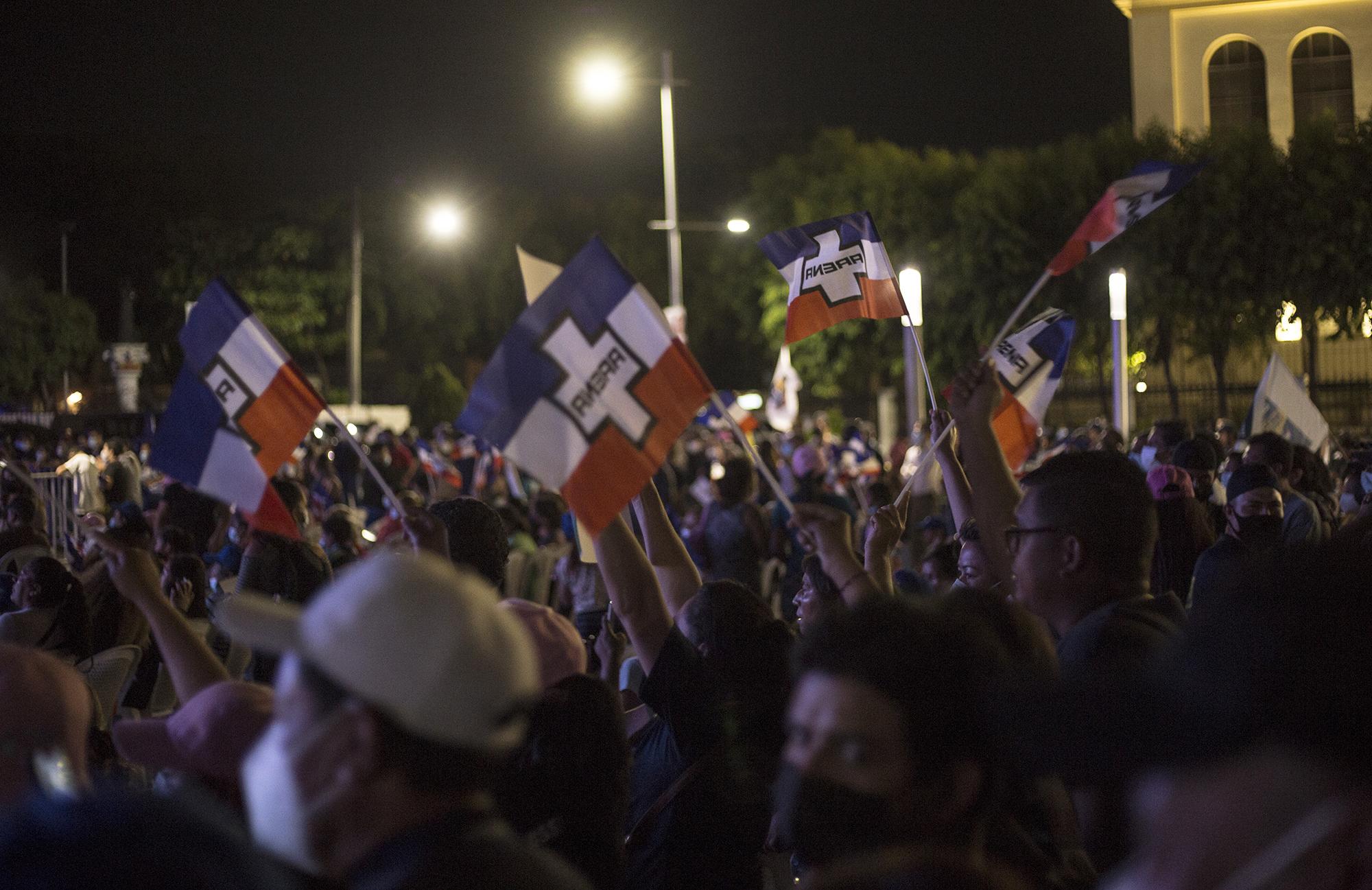 Militantes del partido Arena participan del cierre de campaña de Ernesto Muyshondt, actual alcalde de San Salvador, el miércoles 24 de febrero de 2021. Los militantes alzan las banderas de un partido que los mismos candidatos han escondido durante el desarrollo de esta contienda electoral para alcaldes y diputados. Foto de El Faro: Víctor Peña.