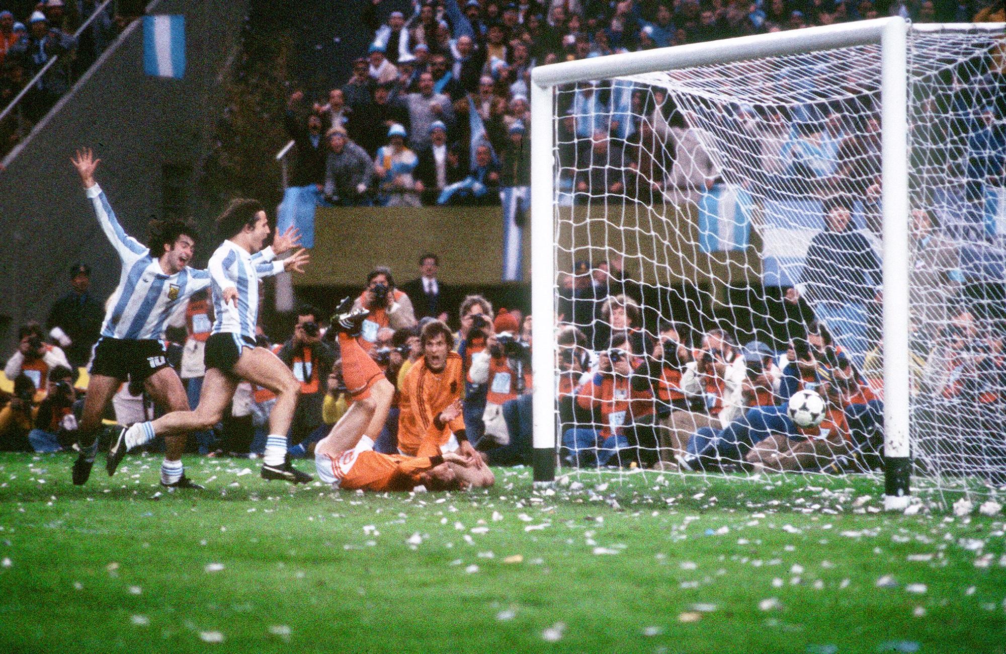 Mario Kempes y Daniel Bertoni celebran el segundo gol en la final del Mundial 1978, en la que Argentina se impuso 3-1 a Holanda en un partido disputado el 25 de junio de 1978, en el Estadio Monumental de Buenos Aires. Foto AFP.