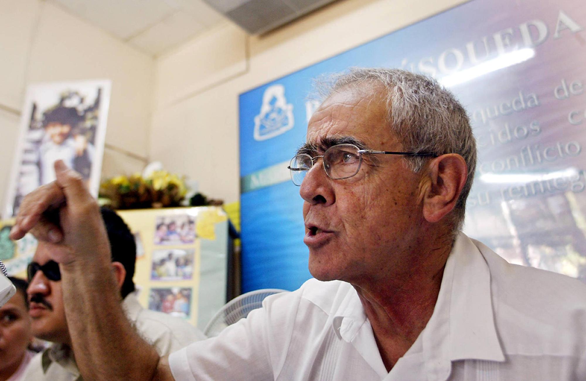 El sacerdote Jesuita Jon Cortina, representante de la Asociación Pro-Búsqueda de Niños y Niñas Desaparecidos durante el conflicto armado en El Salvador (1980-1992), habla el 14 de marzo de 2005 durante una conferencia de prensa en San Salvador, luego de conocer el primer fallo en contra del Estado salvadoreño por parte de la Corte Interamericana de Derechos Humanos, en el cual se acusa al Estado de haber violado los derechos humanos. Familiares de dos niñas desaparecidas durante el pasado conflicto demandaron al Estado salvadoreño a traves de Pro-Búsqueda ante la Corte Interamericana de Derechos Humanos para que esta investigara el paradero de sus familiares quienes desaparecieron en 1988 durante una operacion militar. AFP PHOTO/Yuri CORTEZ / AFP PHOTO / YURI CORTEZ
