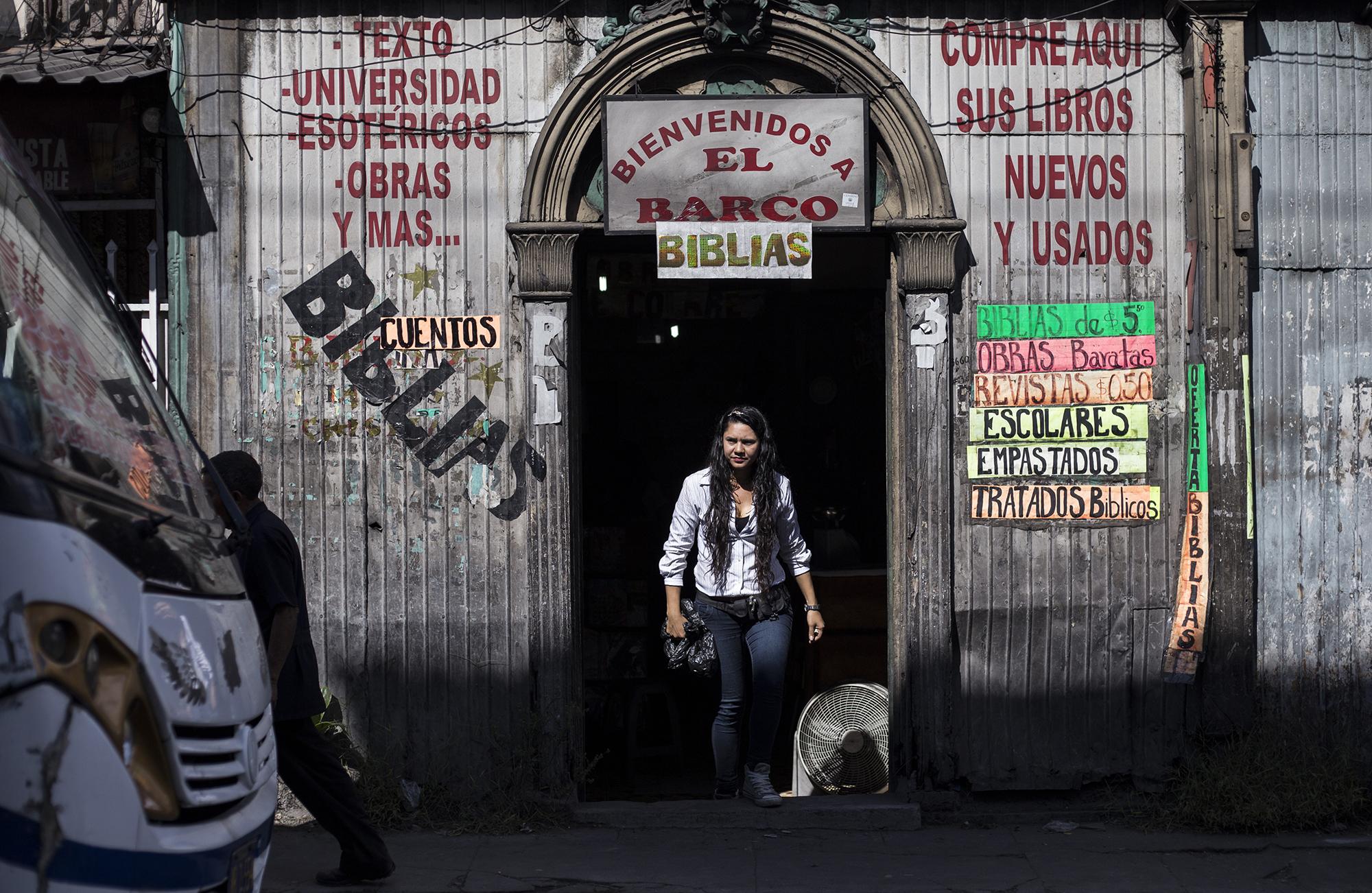 Brenda Jaqueline López, de 30 años, es la propietaria de la venta de libros 