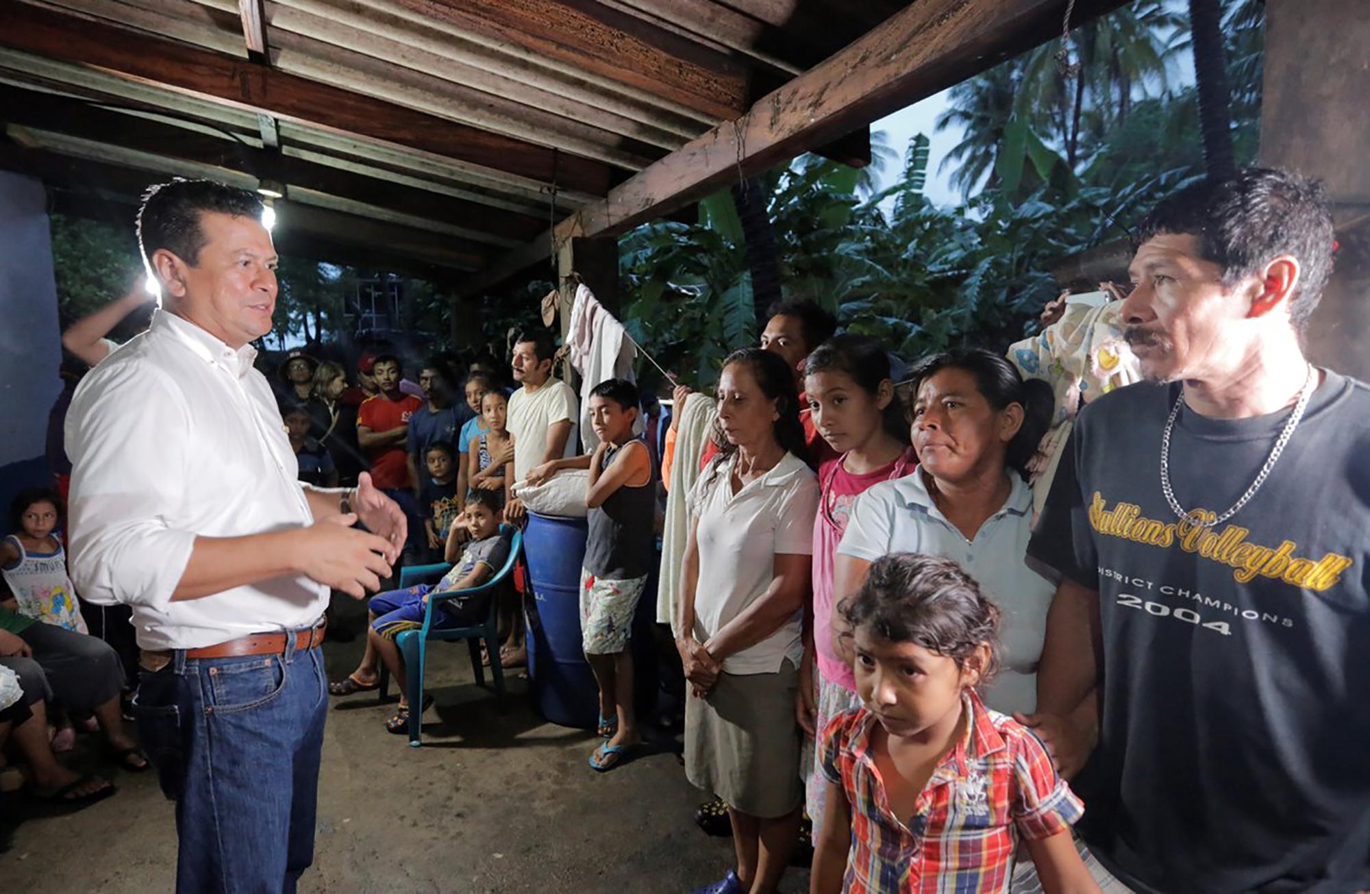 Hugo Martínez, candidato presidencial del FMLN, habla con habitantes de la playa Barra Salada, en el departamento de Sonsonate, zona afectada por las lluvias que azotaron a El Salvador en los primeros días de octubre de 2018. Foto: cortesía FMLN.